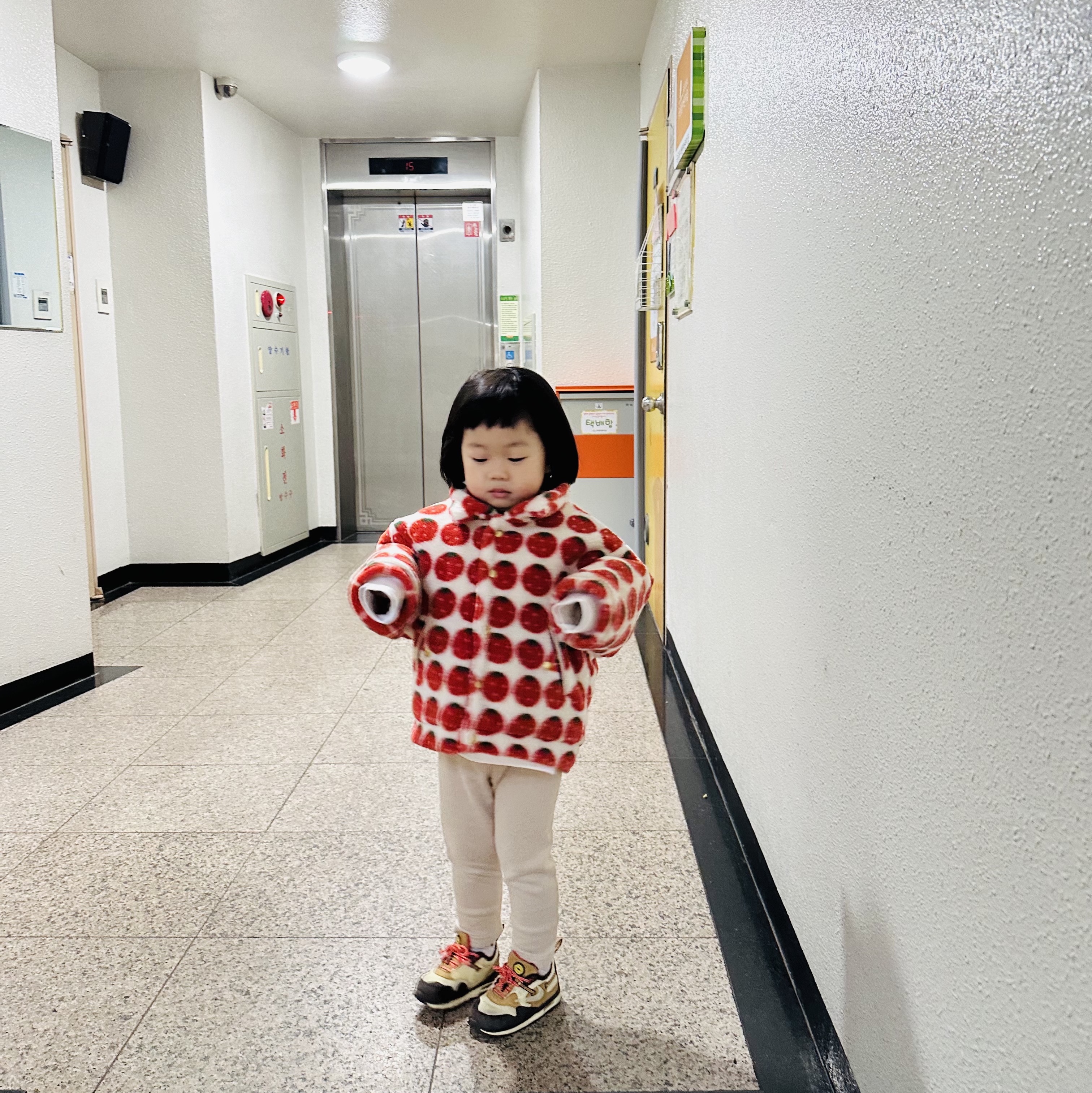 (TD) Nike x Travis Scott Air Max 1 Cact.us Brown, (Kids) Uniqlo UT x Kaws Long Sleeve Sweatshirt Off White 착용 스타일 - 1