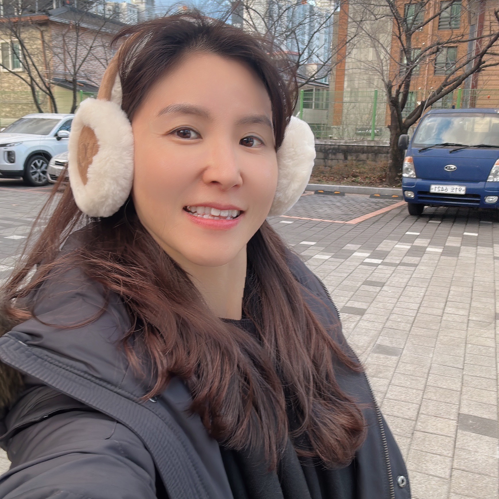 (W) UGG Embroidered Logo Earmuff Chestnut 착용 스타일 - 2
