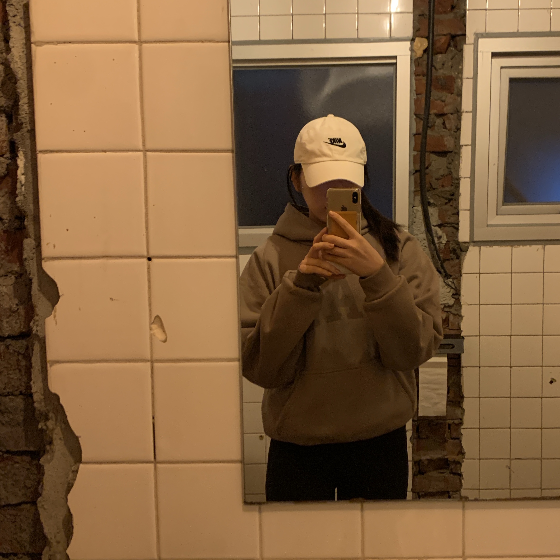 Yeezy Gap Engineered By Balenciaga Dove Shrunken Hoodie Beige 착용 스타일