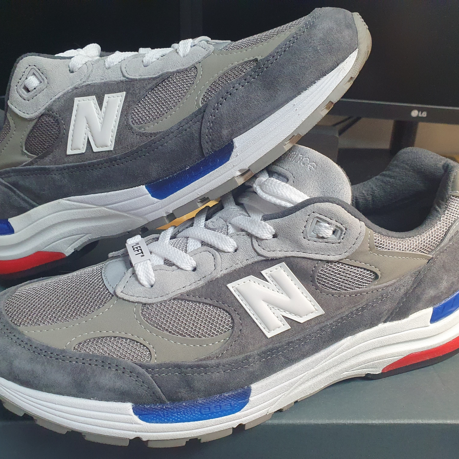 New Balance 992 Made in USA Grey Red Blue 착용 스타일 - 3