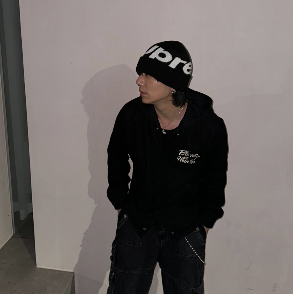 Supreme Big Logo Beanie Black 착용 스타일 - 1