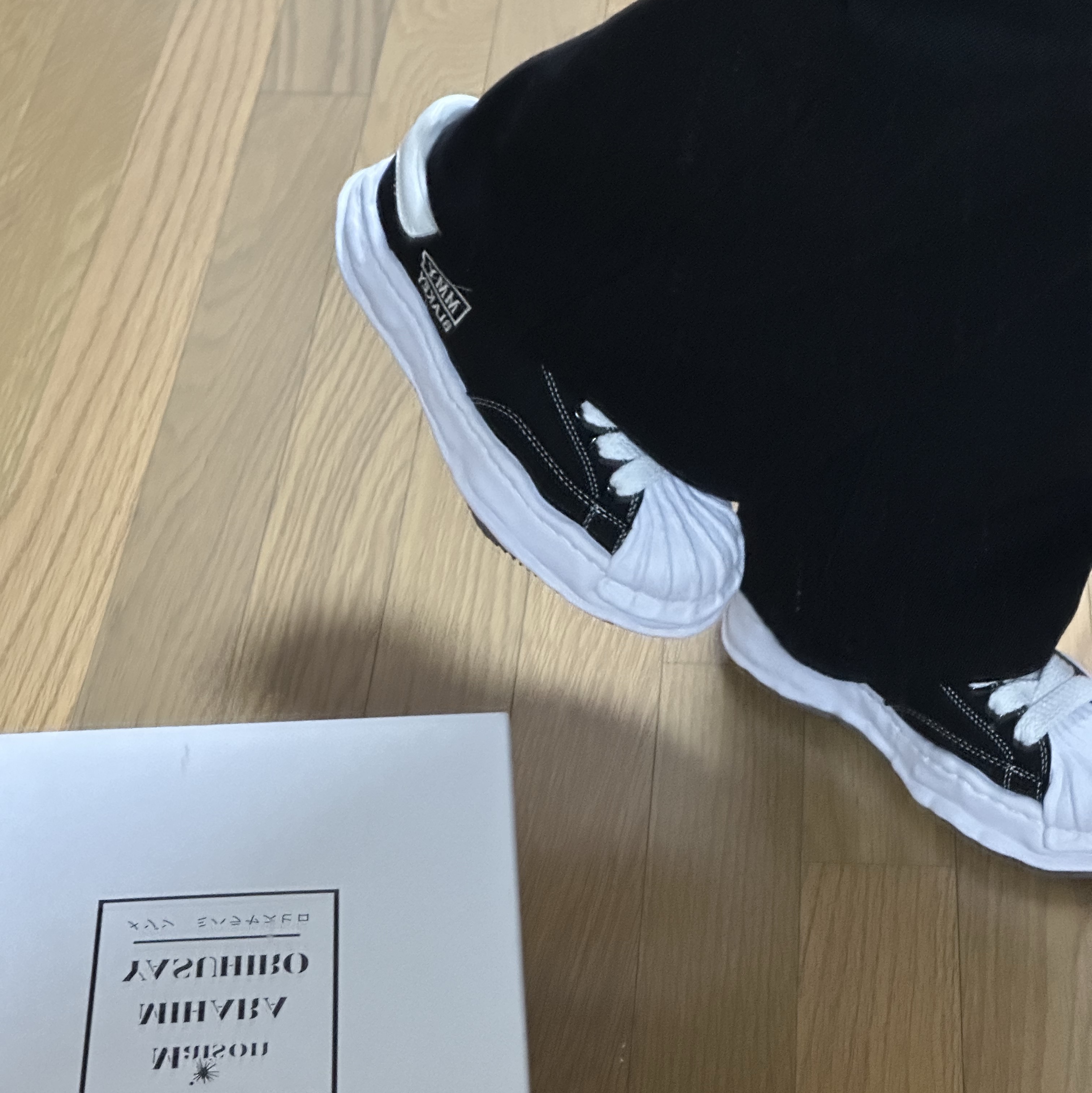 Maison Mihara Yasuhiro Blakey OG Sole Canvas Low-top Sneakers Black White 착용 스타일 - 2