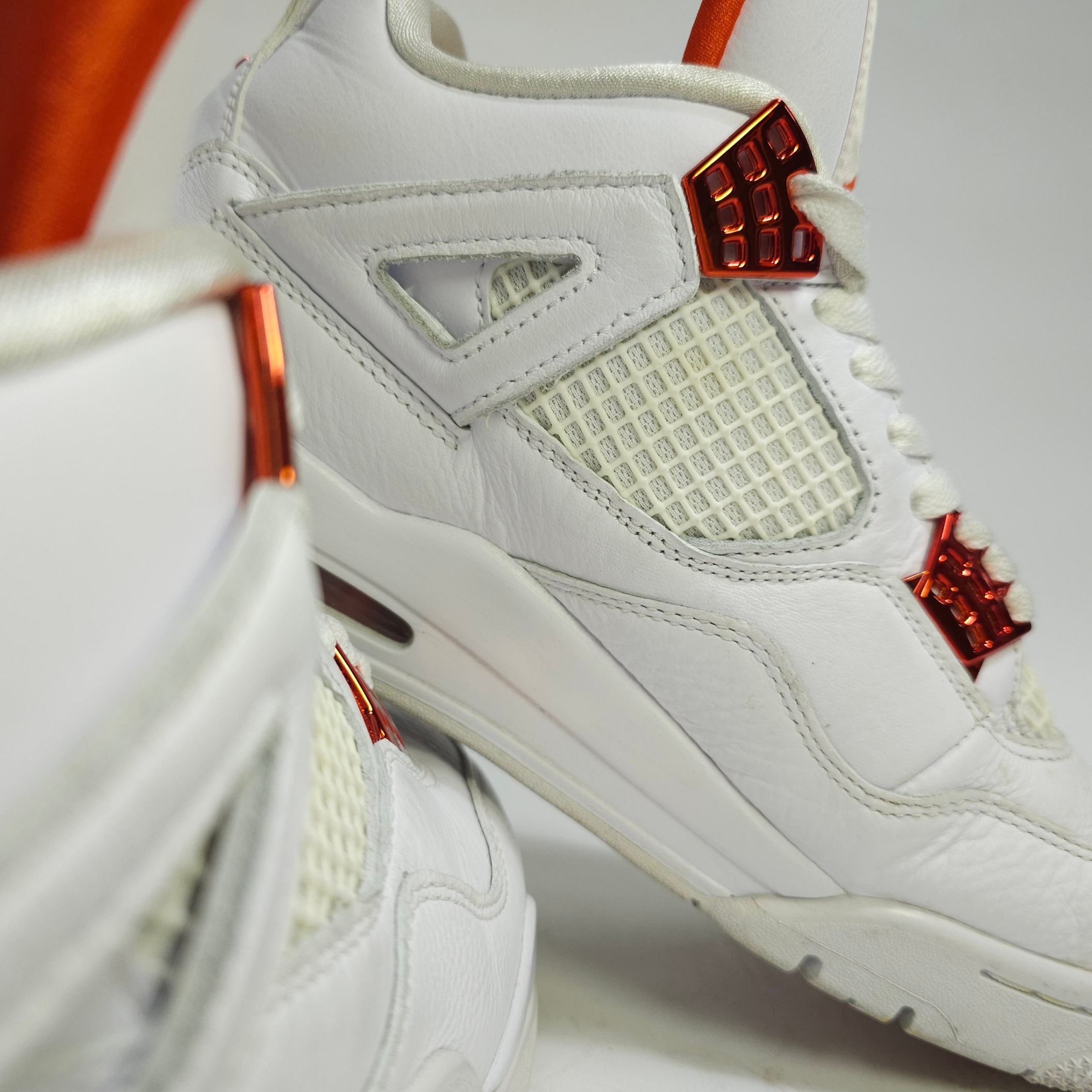 Jordan 4 Retro Orange Metallic 착용 스타일 - 2