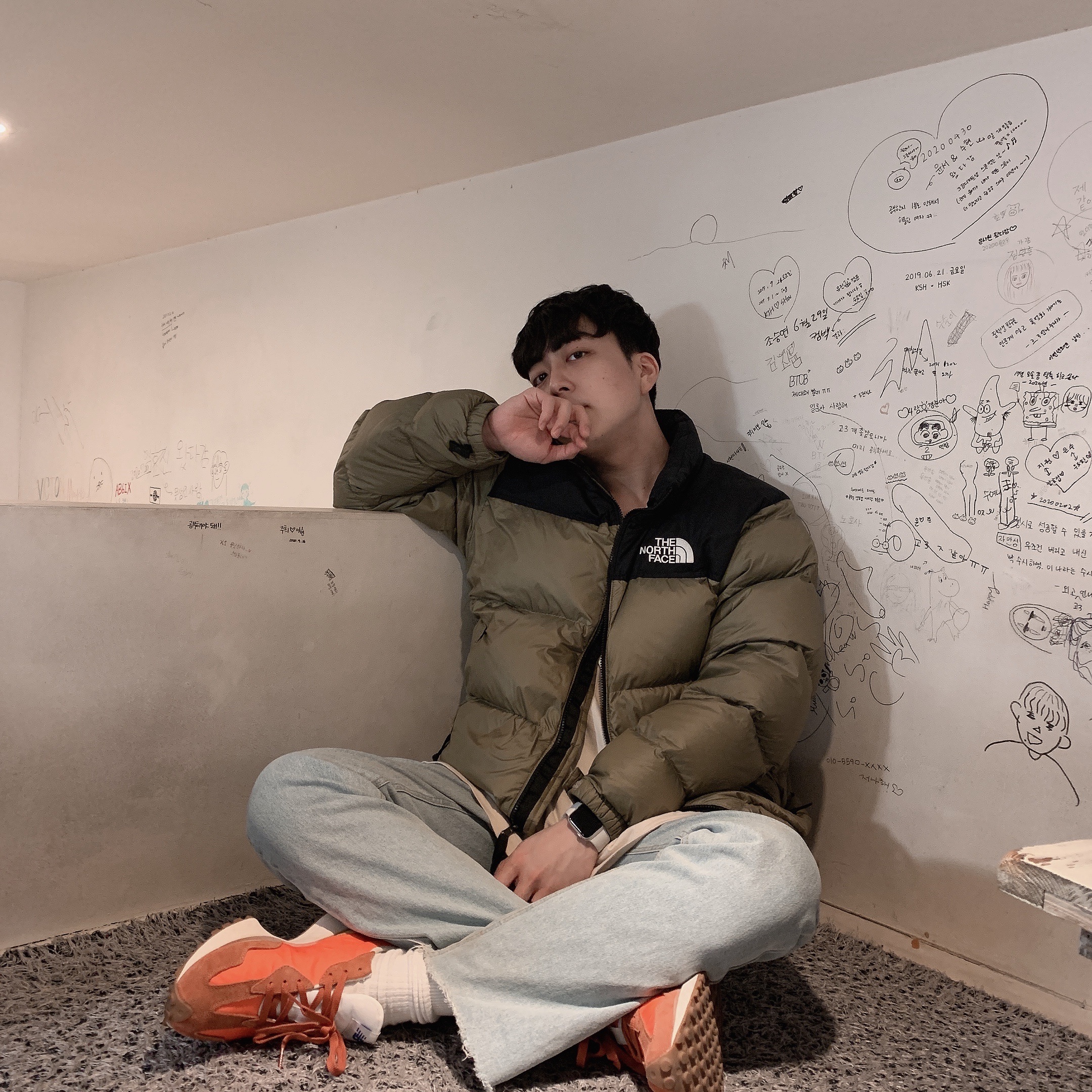 The North Face 1996 Retro Nuptse Jacket Khaki, New Balance 327 Vintage Orange 착용 스타일 - 2