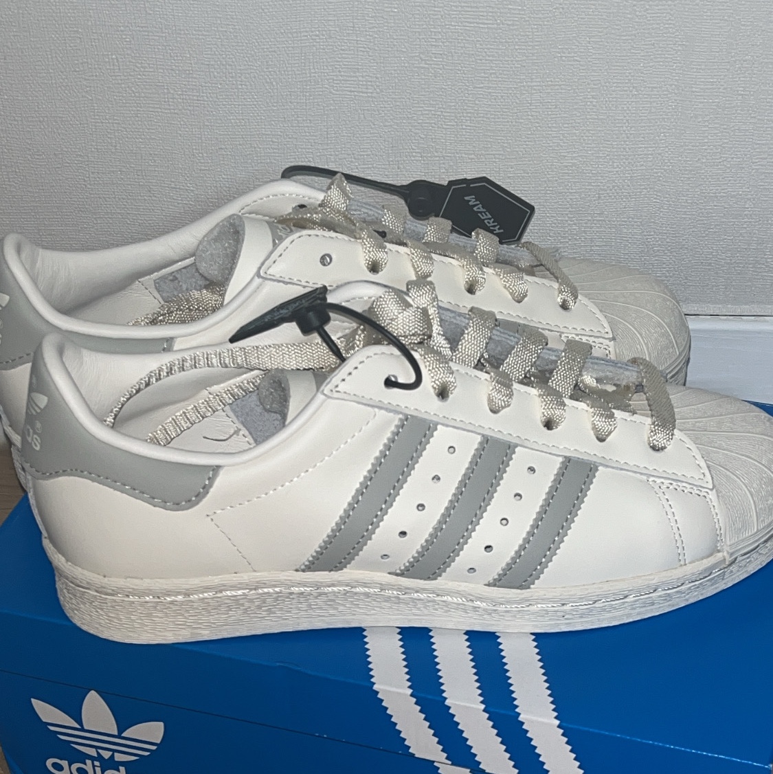 Adidas Superstar 82 Cloud White Metal Grey 착용 스타일