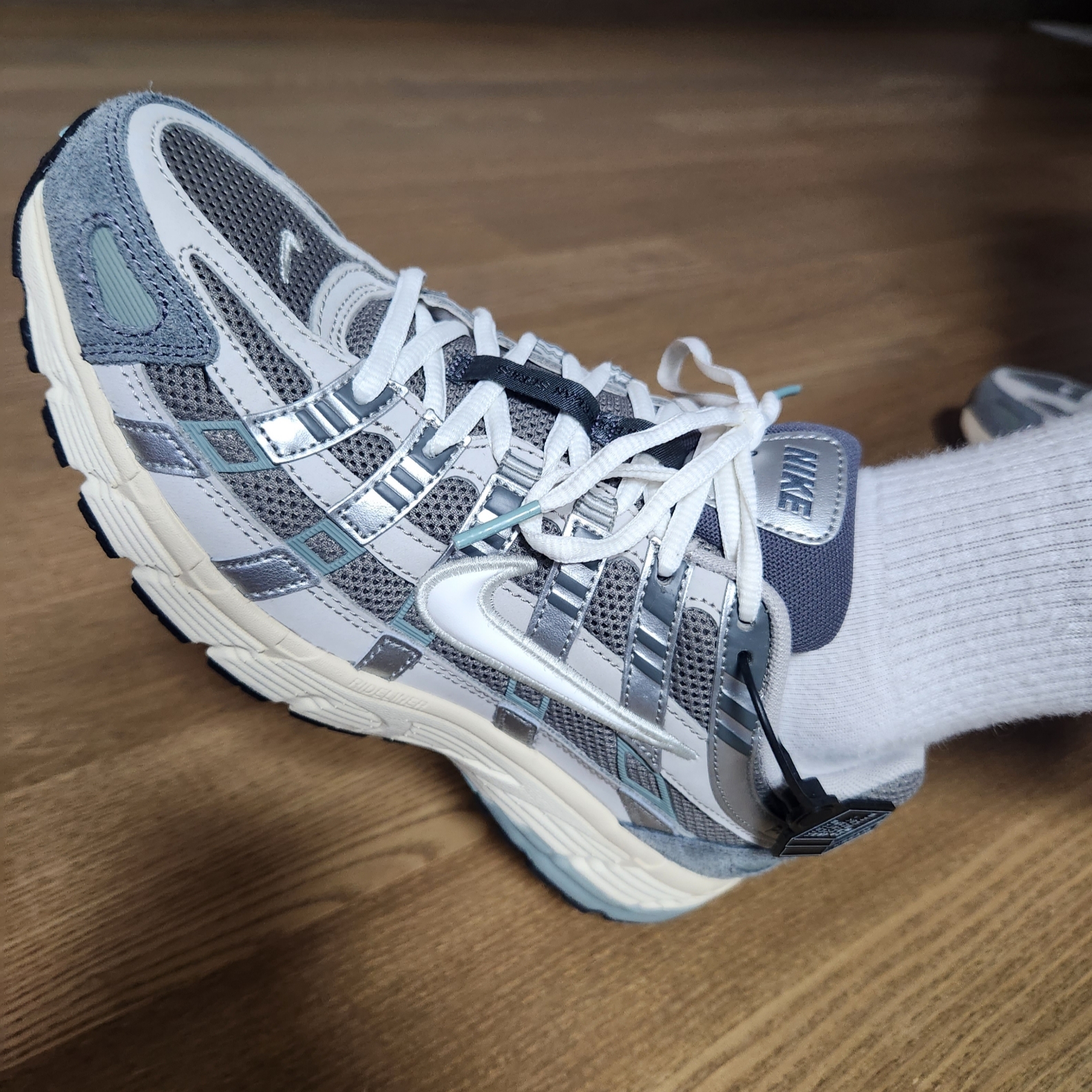 Nike P-6000 Flat Pewter Light Iron Ore 착용 스타일