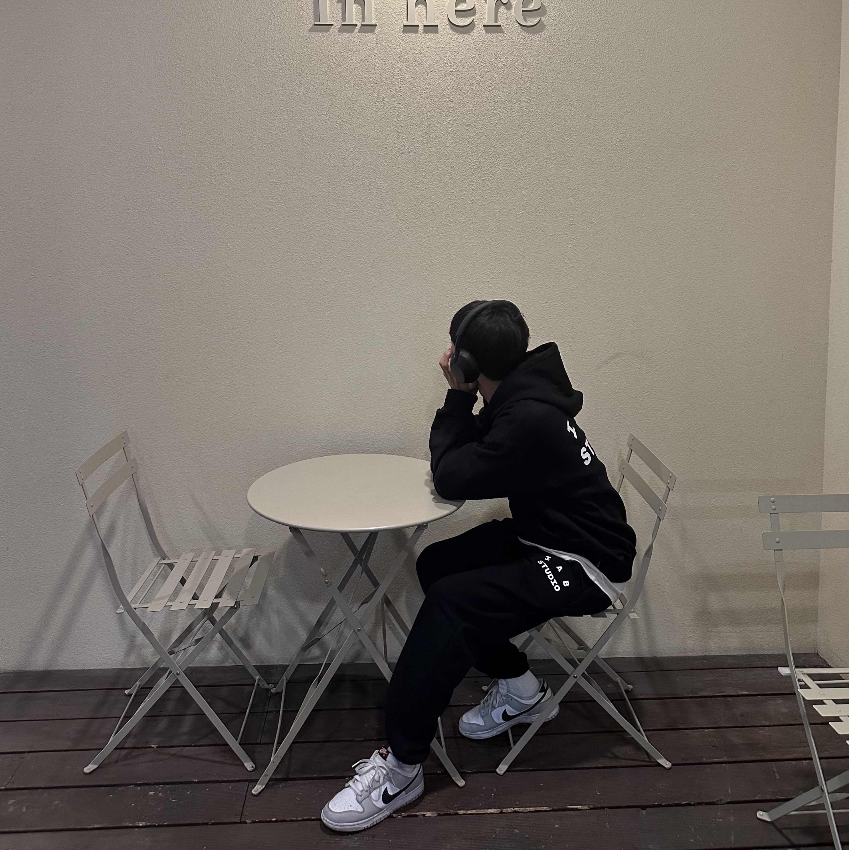 IAB Studio Hoodie Black White, Sony WH-1000XM5 Black (Korean Ver.) 착용 스타일 - 2