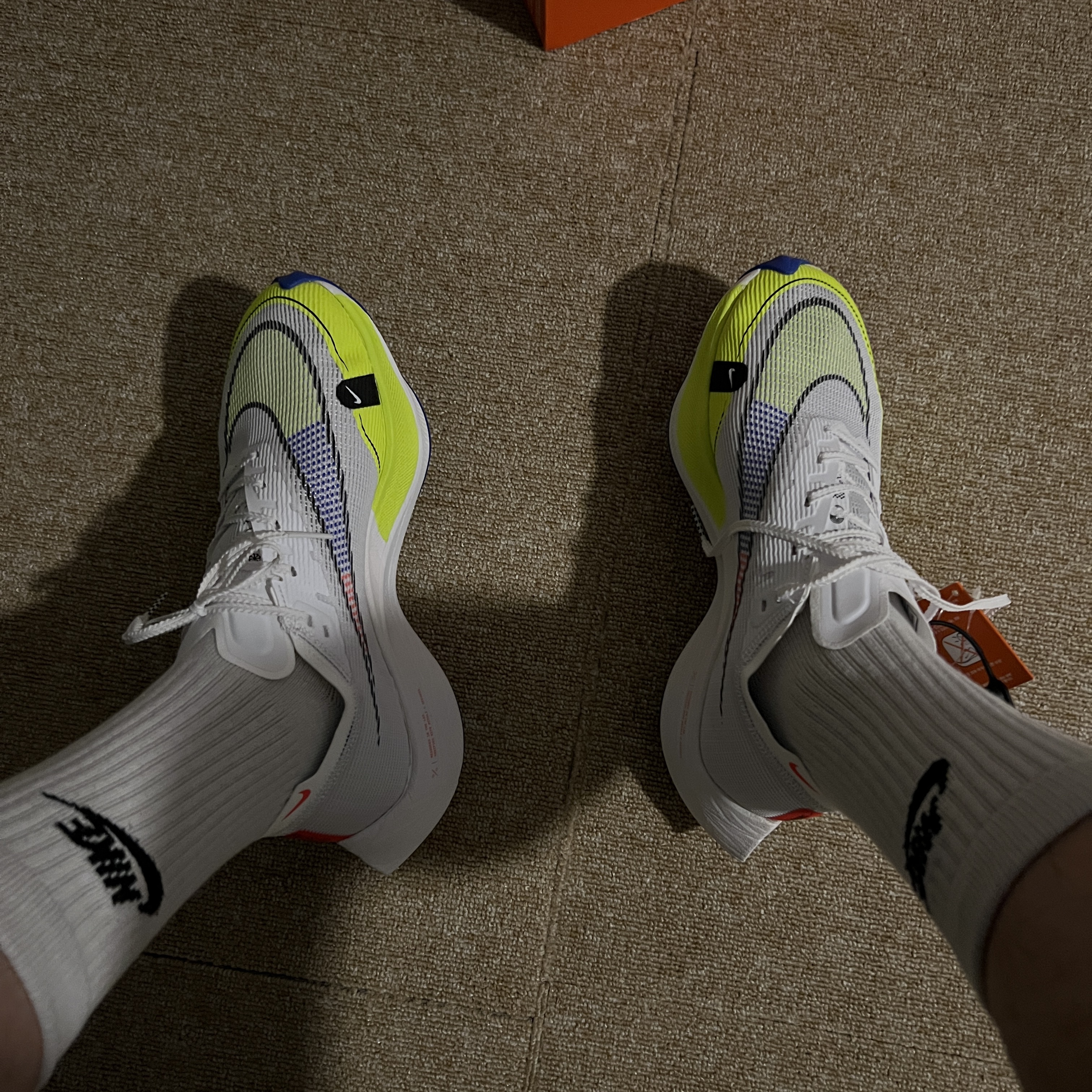 Nike ZoomX Vaporfly Next% 2 White Volt 착용 스타일
