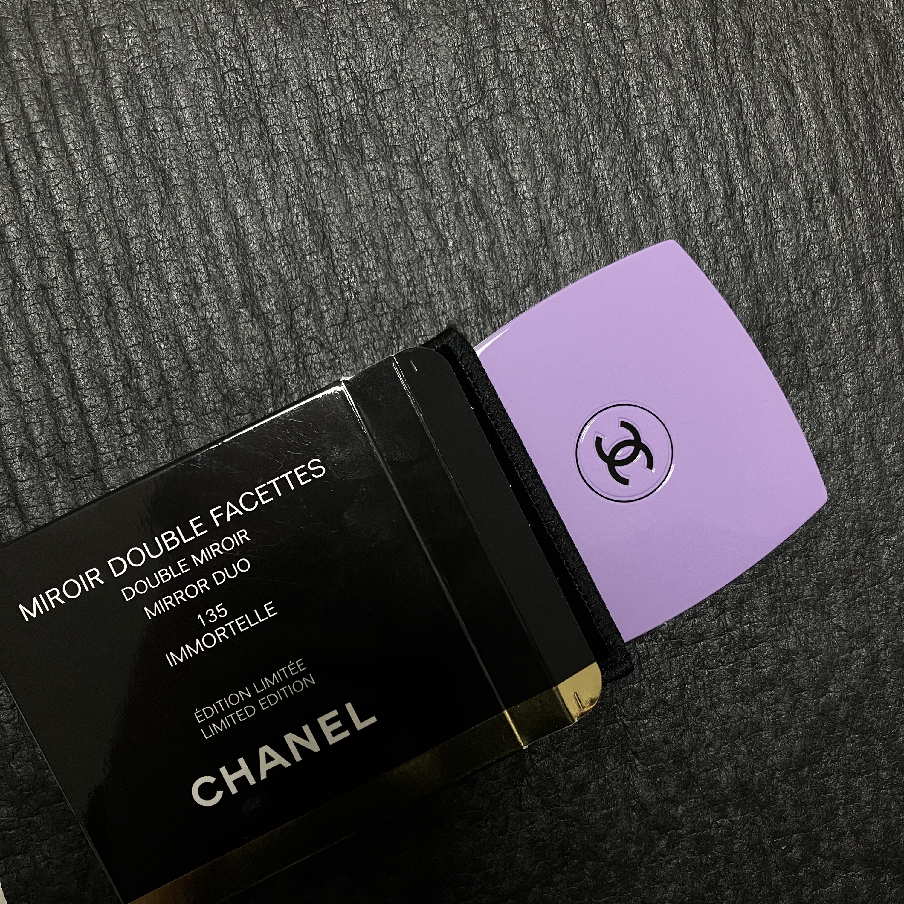 Chanel Codes Couleur Limited Edition Miroir Double Facettes 135 Immortelle 착용 스타일