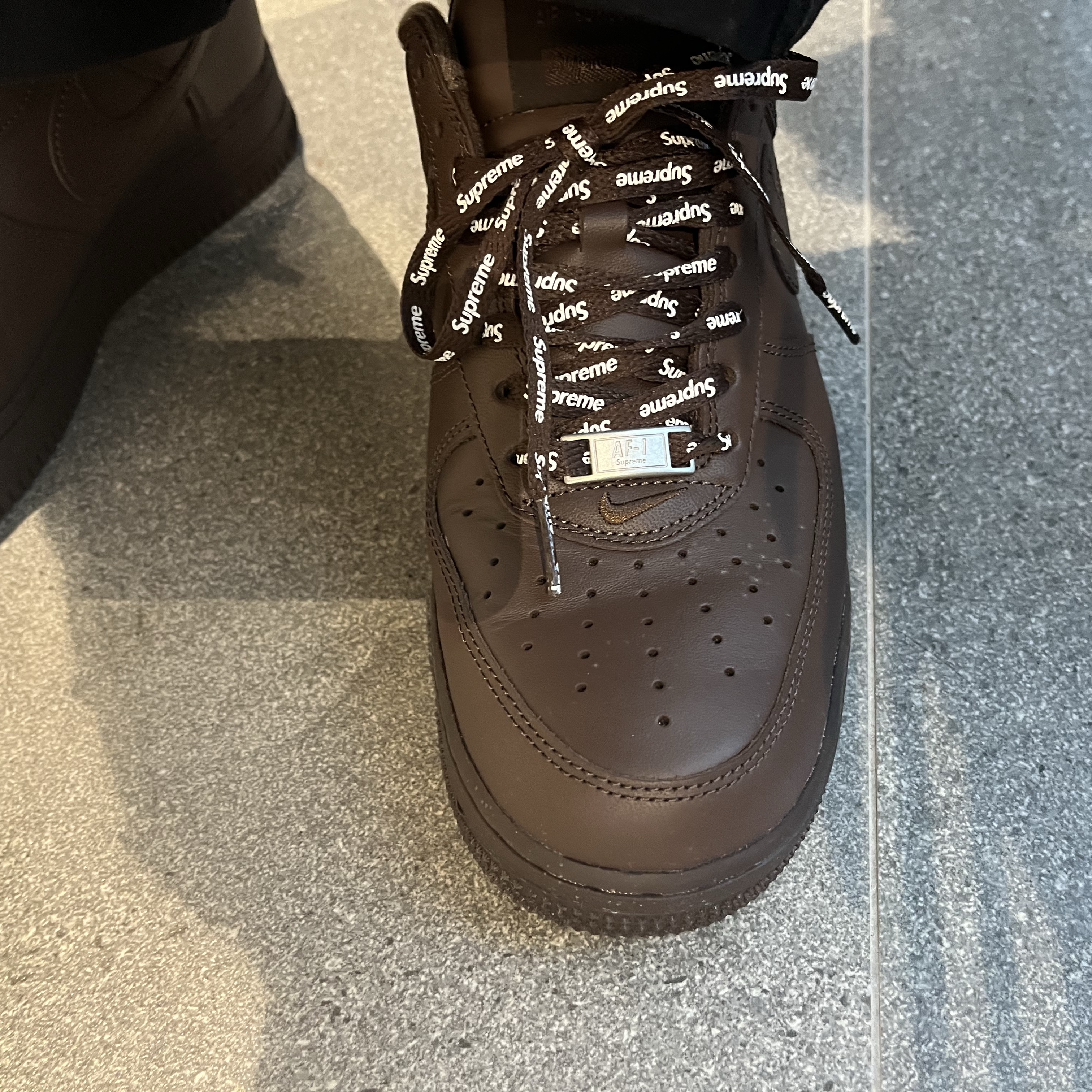 Nike x Supreme Air Force 1 Low Baroque Brown 착용 스타일