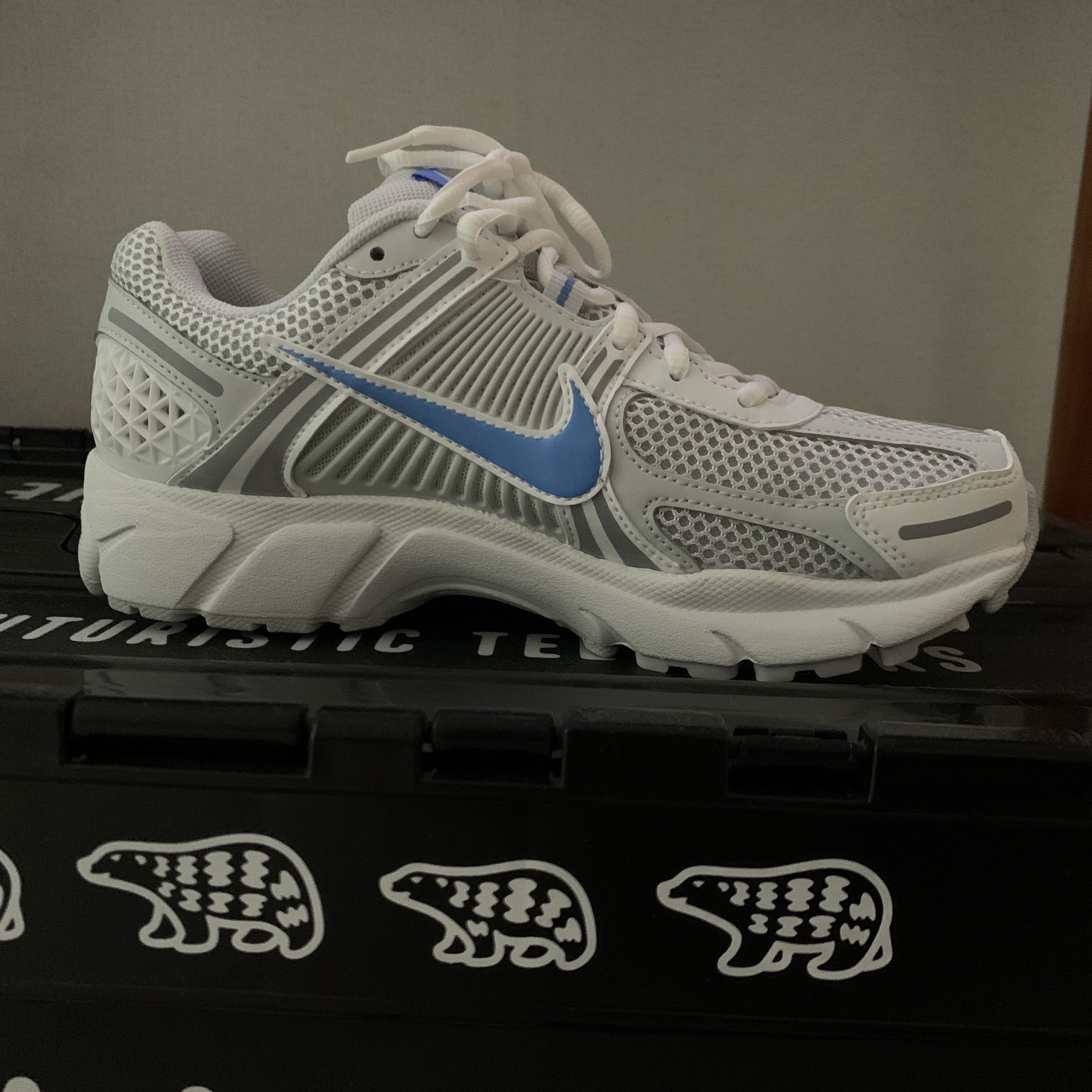 Nike Zoom Vomero 5 Photon Dust and University Blue 착용 스타일