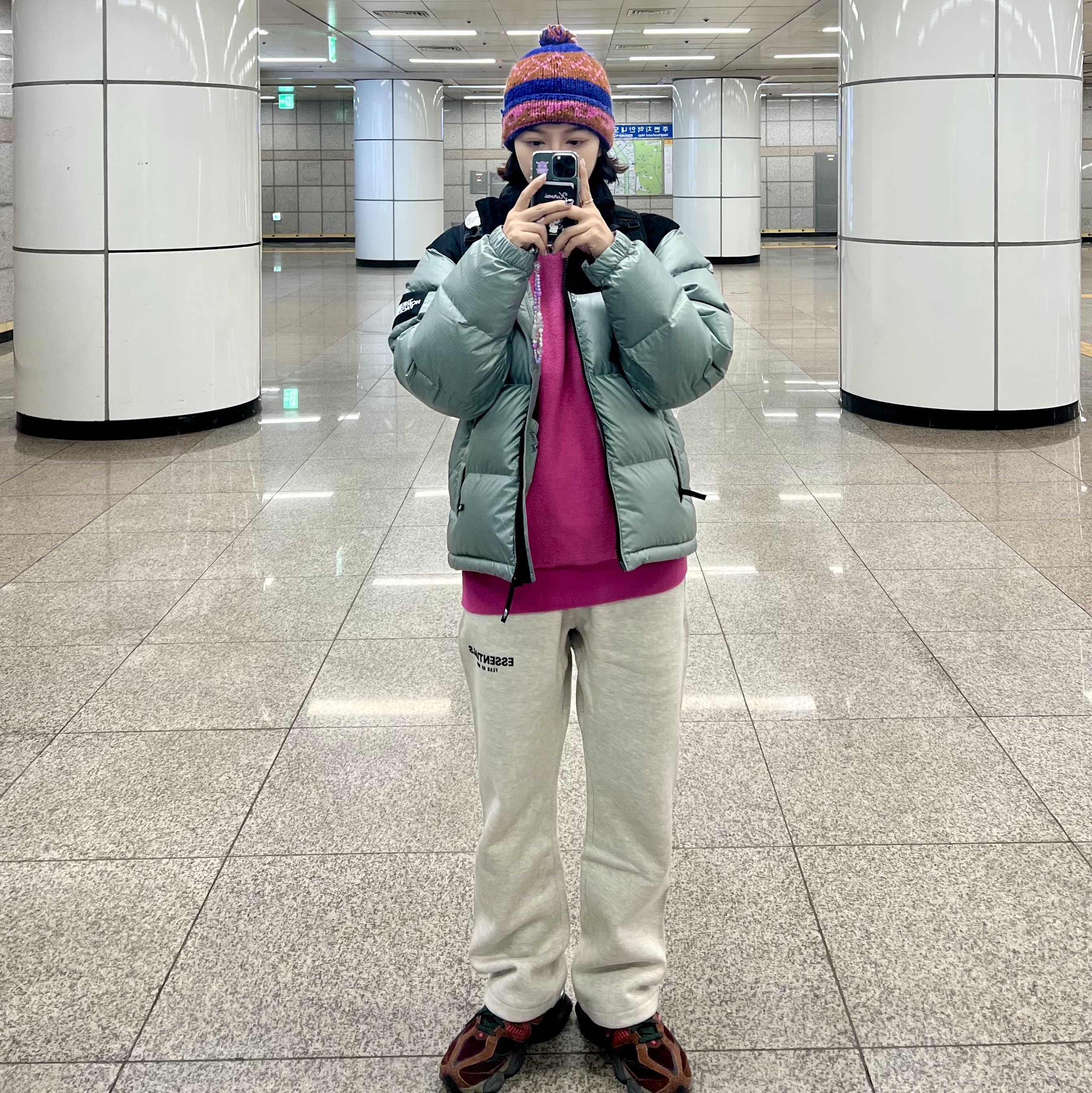 Essentials The Core Collection Relaxed Sweatpants Light Oatmeal, The North Face White Label Novelty Nuptse Down Jacket Avocado 착용 스타일
