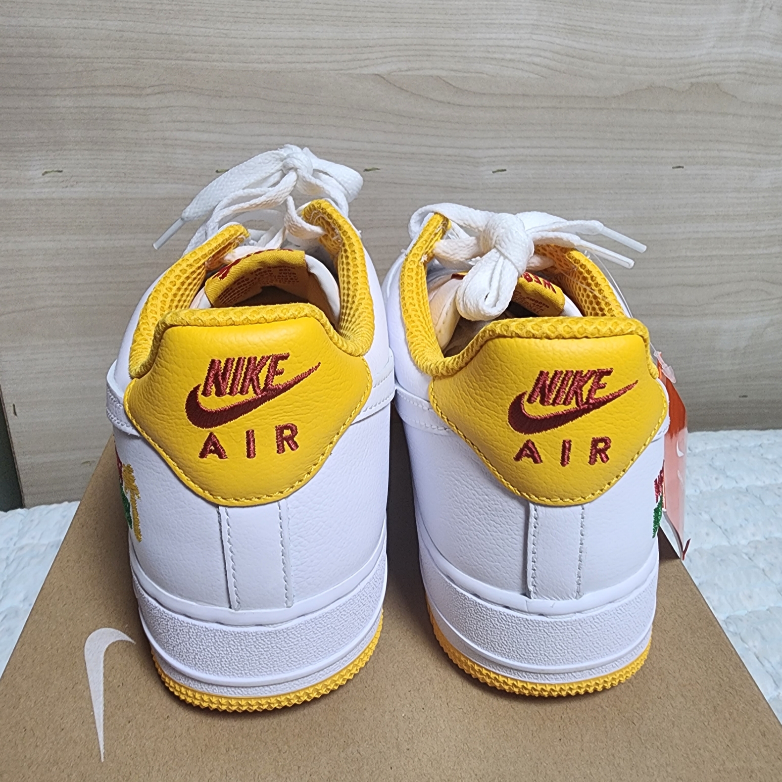 Nike Air Force 1 Low Retro QS West Indies University Gold 착용 스타일 - 4