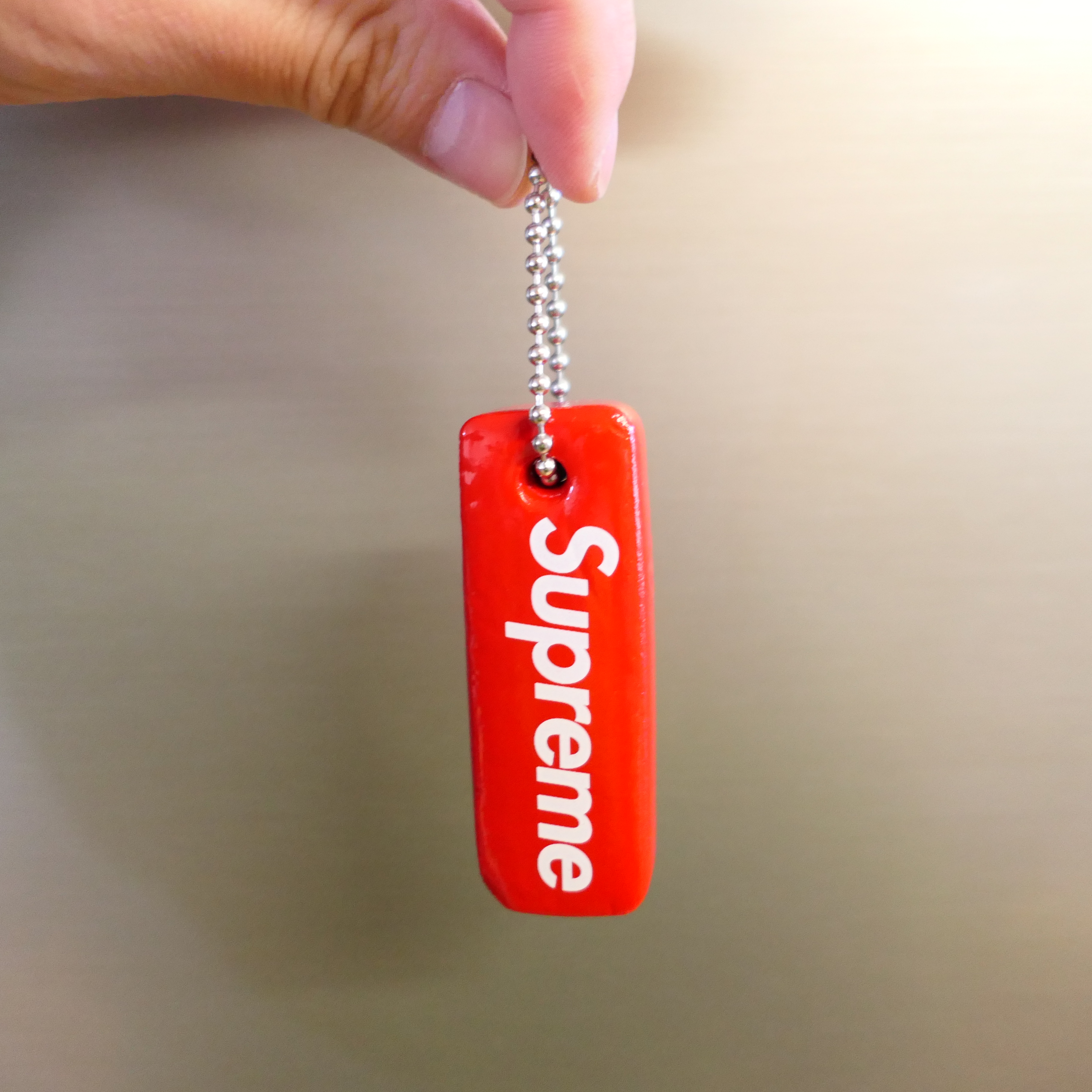 Supreme Floating Keychain Red - 23FW 착용 스타일 - 3