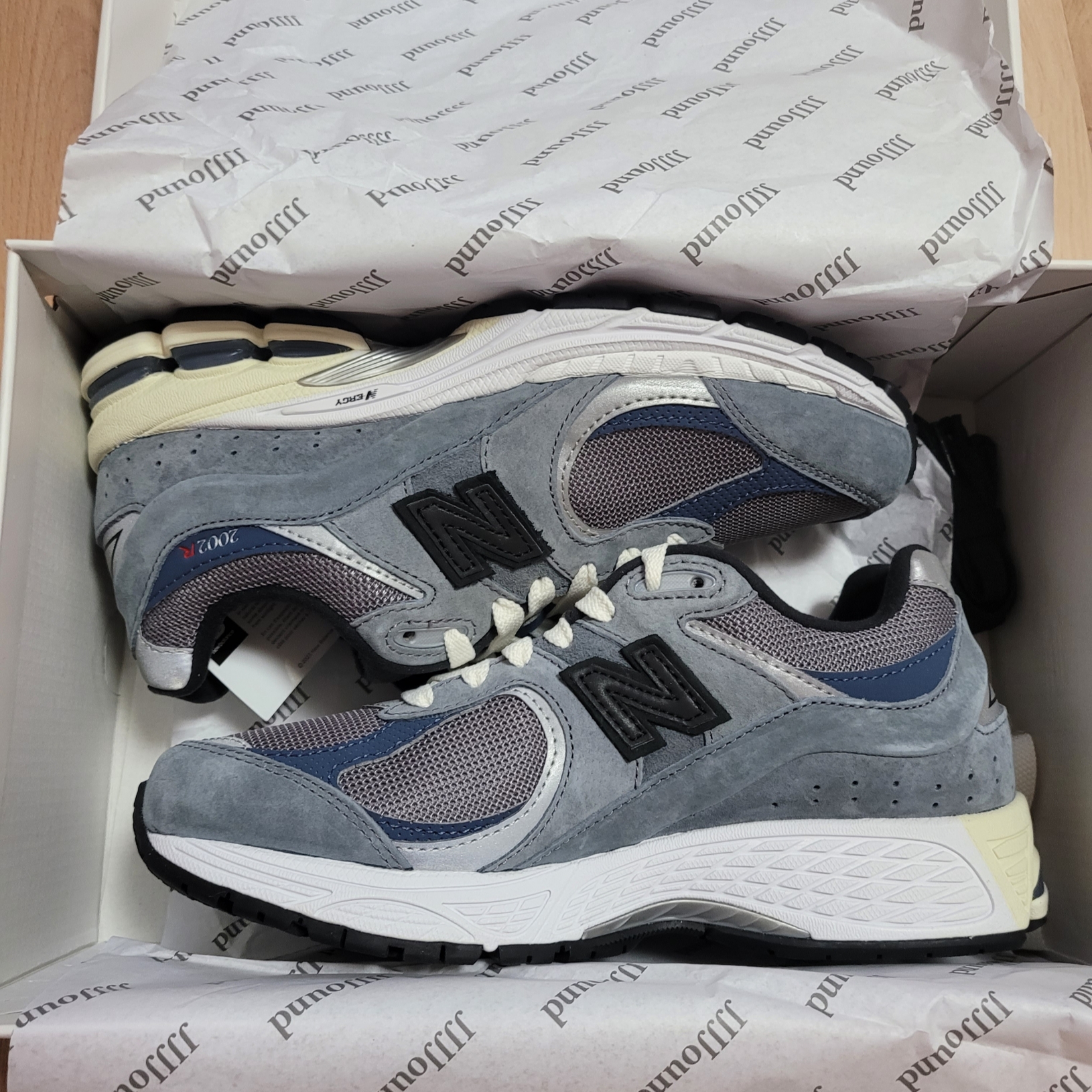 New Balance x JJJJound 2002R Storm Blue 착용 스타일 - 4