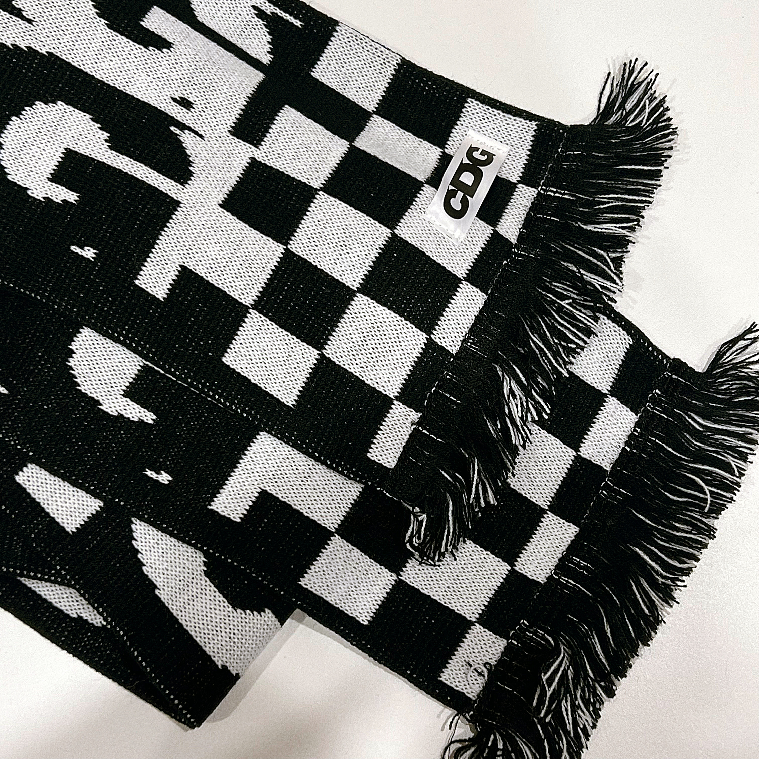 CDG Logo Check Muffler White Black 착용 스타일