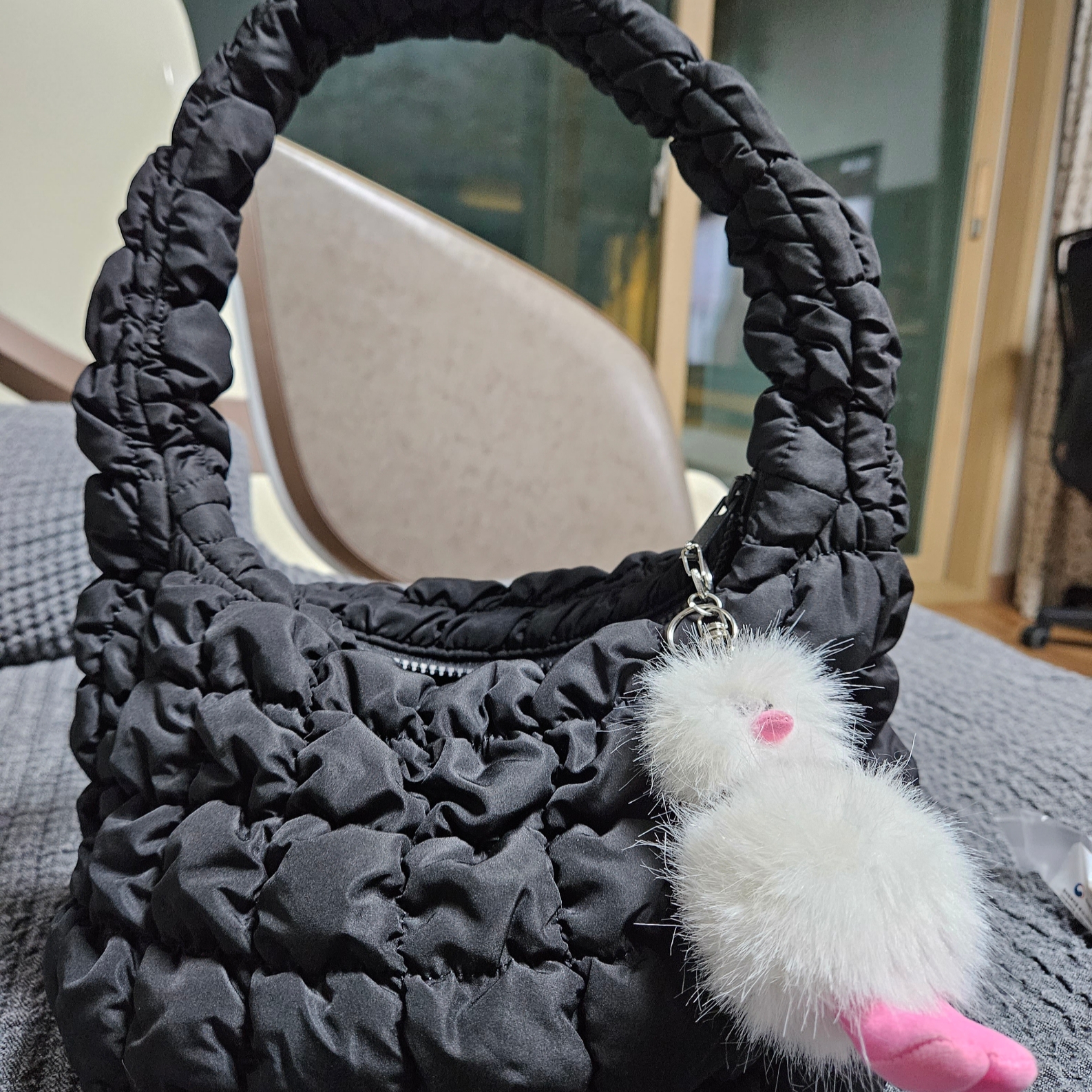 COS Quilted Mini Bag Black 착용 스타일