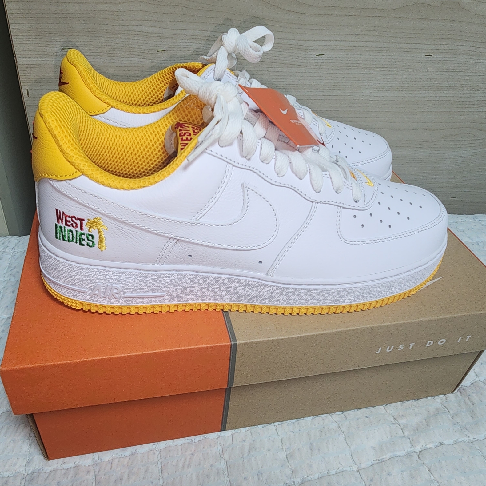 Nike Air Force 1 Low Retro QS West Indies University Gold 착용 스타일 - 2