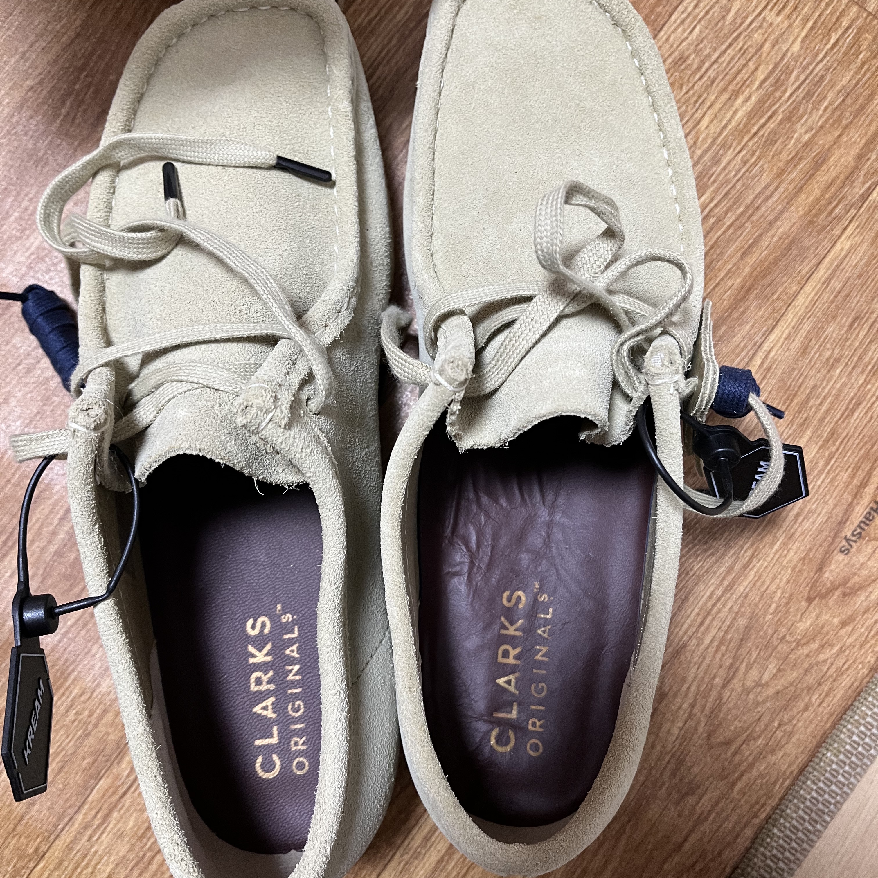 Clarks Wallabee Maple Suede 착용 스타일 - 2