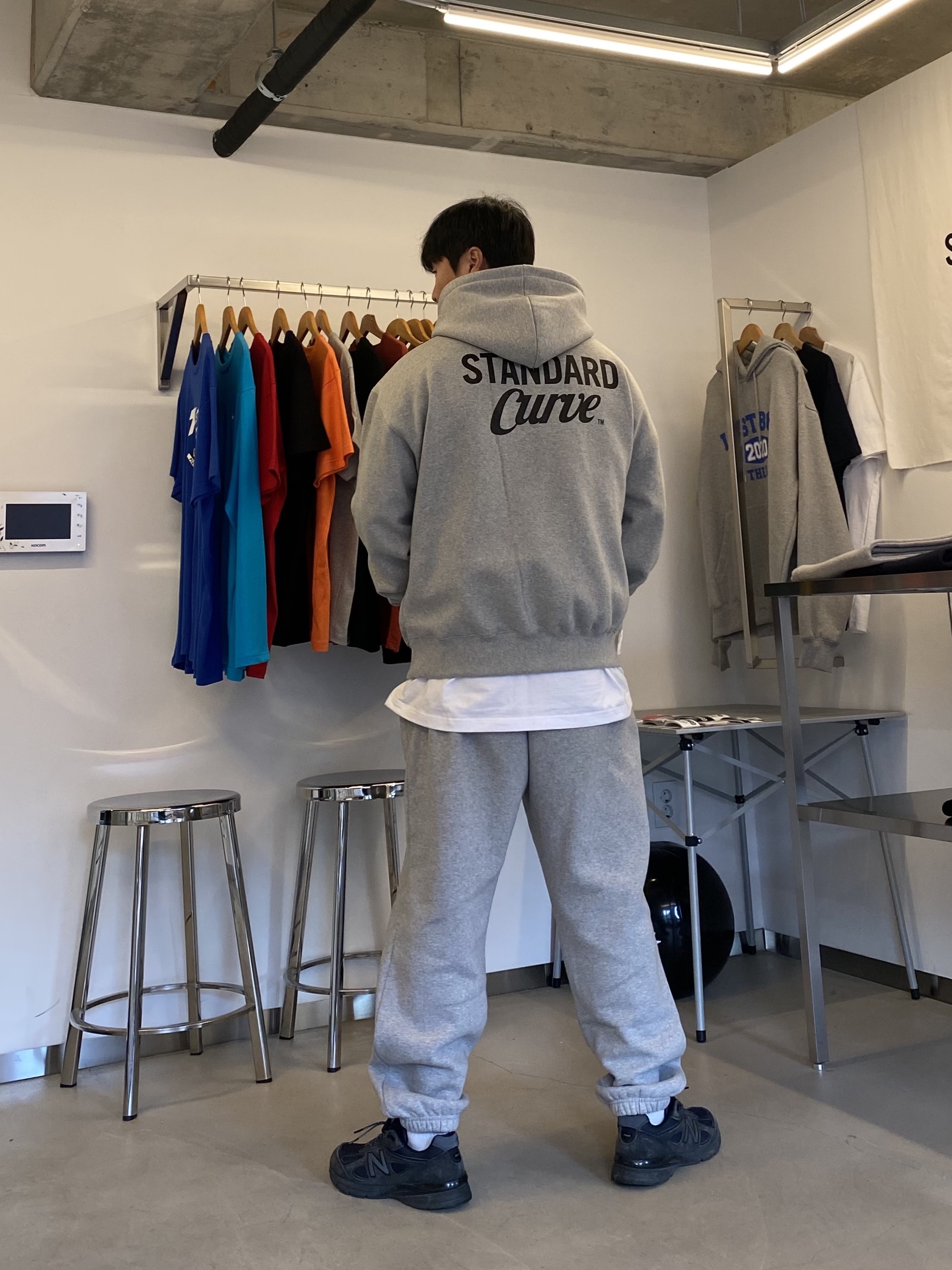New Balance x JJJJound 990v4 Navy 착용 스타일 - 2