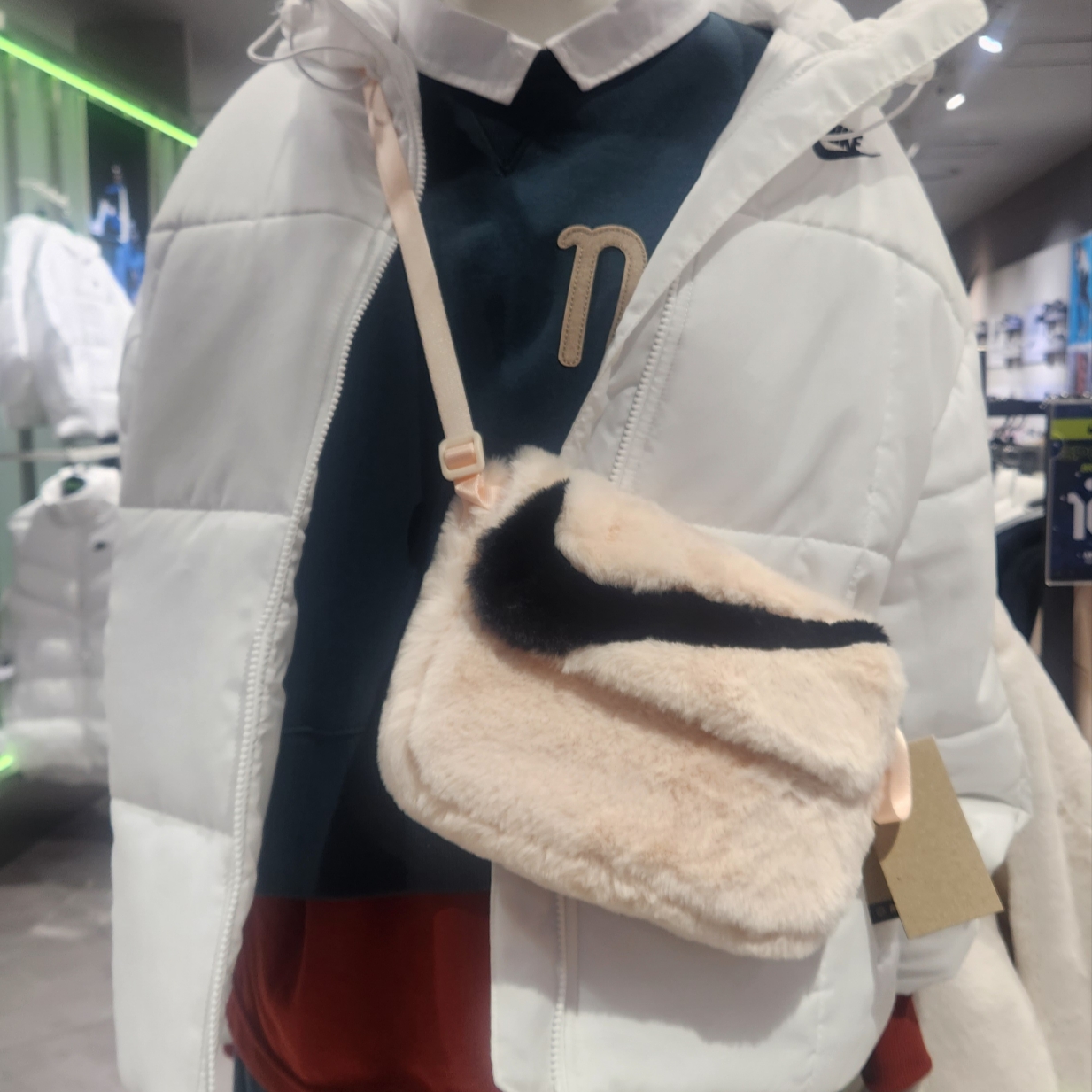 Nike NSW Futura 365 Faux Fur Crossbody Bag 1L White 착용 스타일 - 2