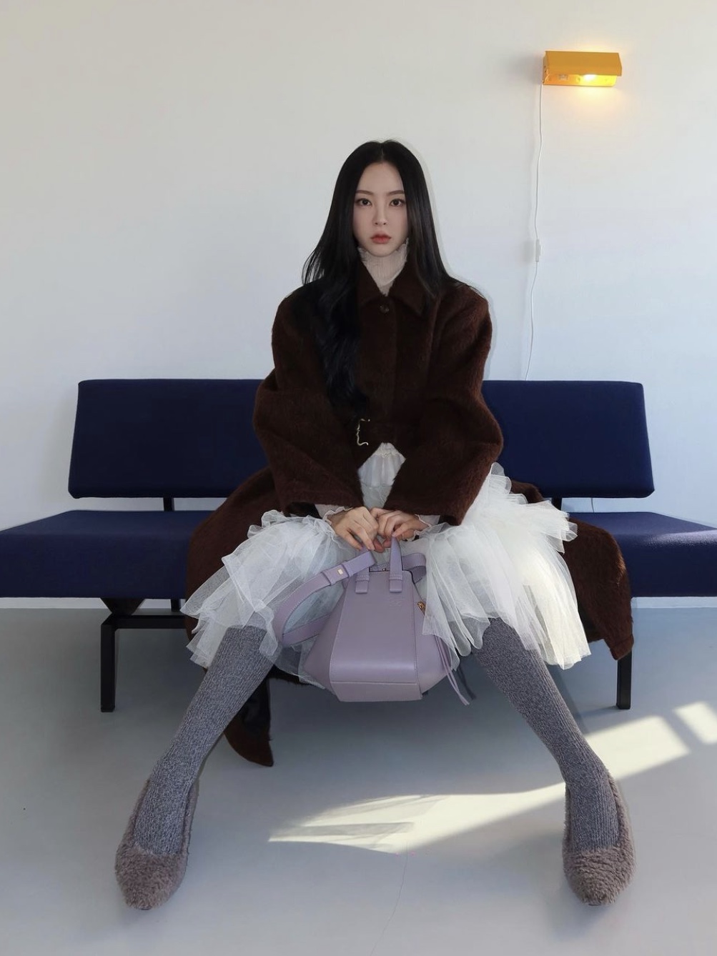 Loewe Compact Hammock Bag In Classic Calfskin Dirty Mauve 착용 스타일