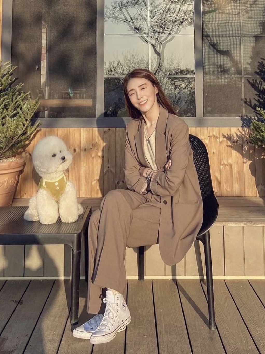 Zara Straight Fit Trousers Beige 착용 스타일 - 3
