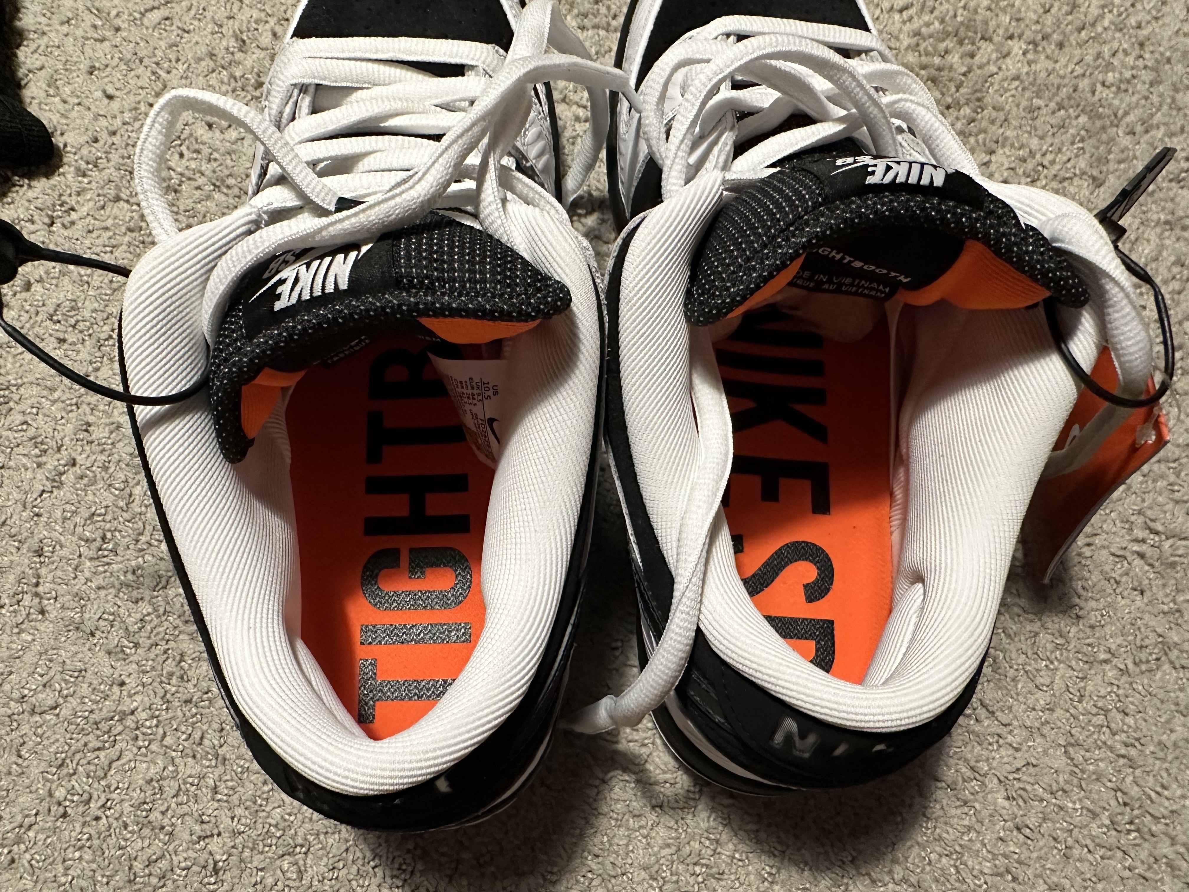 Nike x Tightbooth SB Dunk Low Pro Black and White 착용 스타일 - 3
