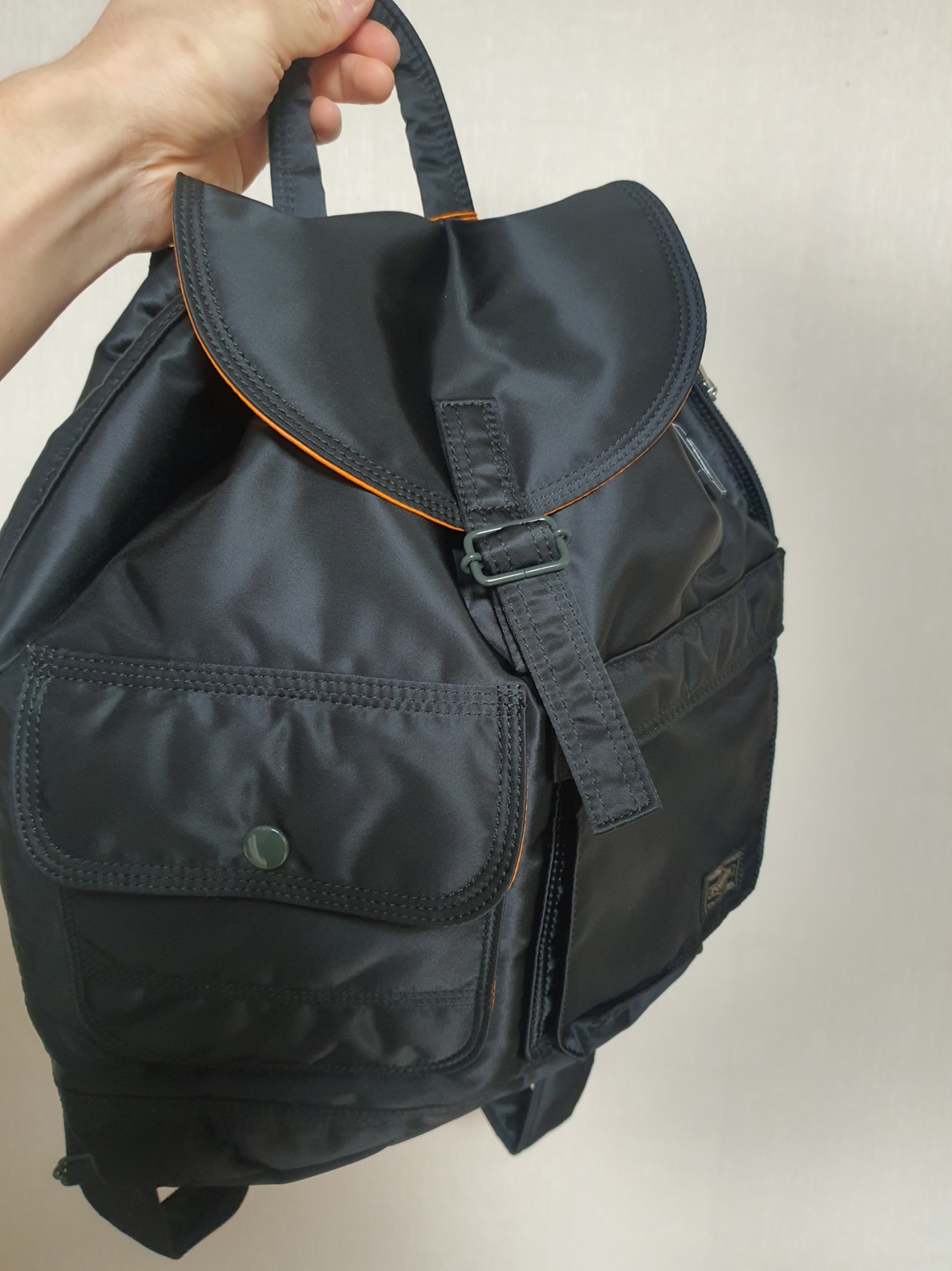 Porter Tanker Backpack Black 착용 스타일 - 2