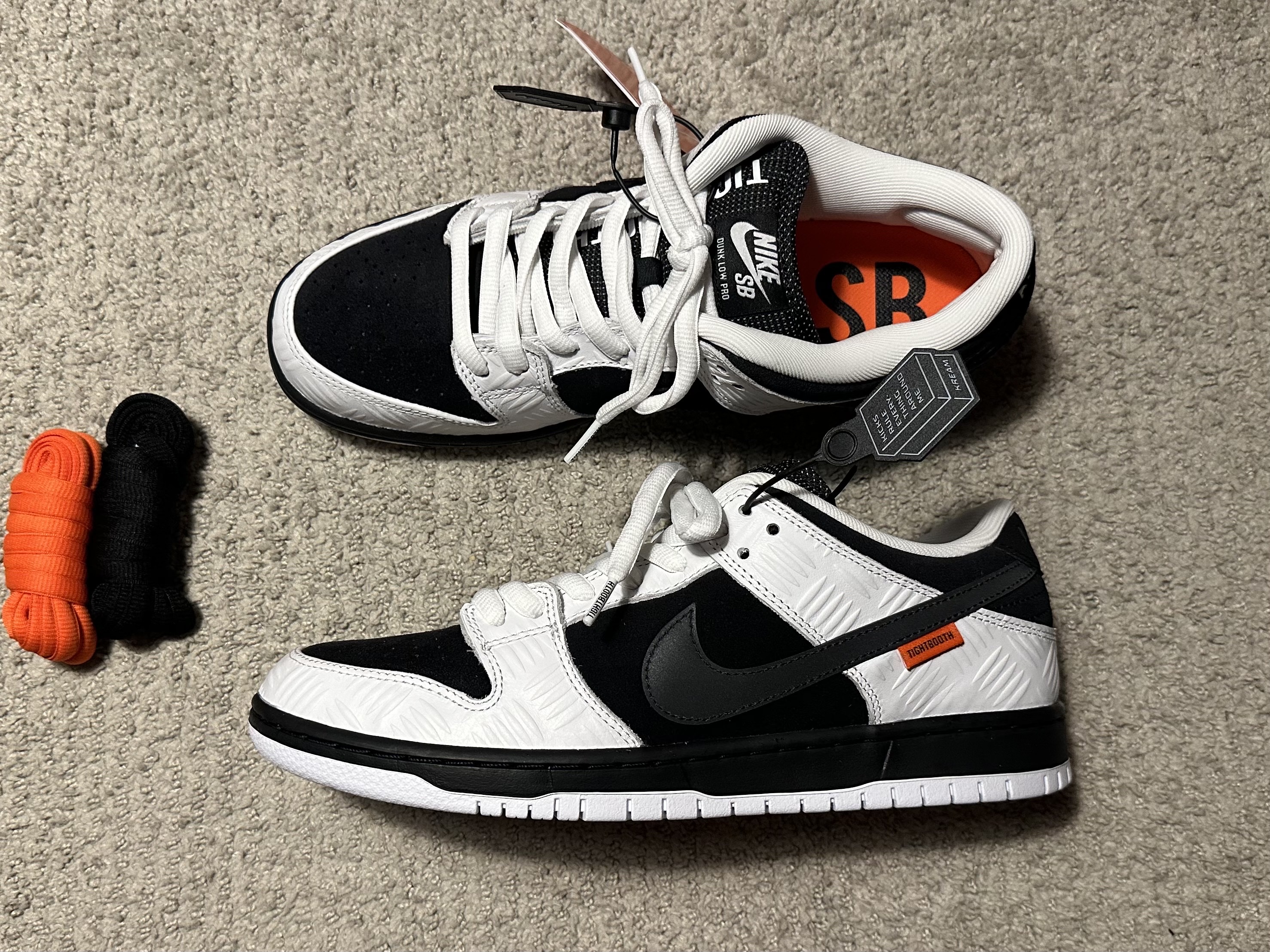 Nike x Tightbooth SB Dunk Low Pro Black and White 착용 스타일 - 2