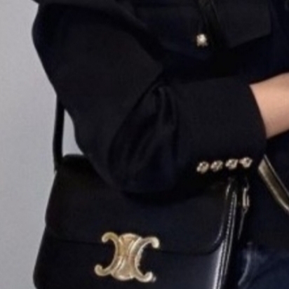 Celine Teen Triomphe Bag in Shiny Calfskin Black 착용 스타일