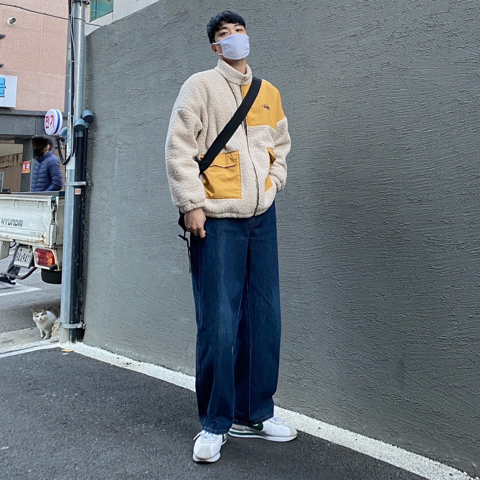 Nike x Stranger Things Classic Cortez Hawkins High School 착용 스타일