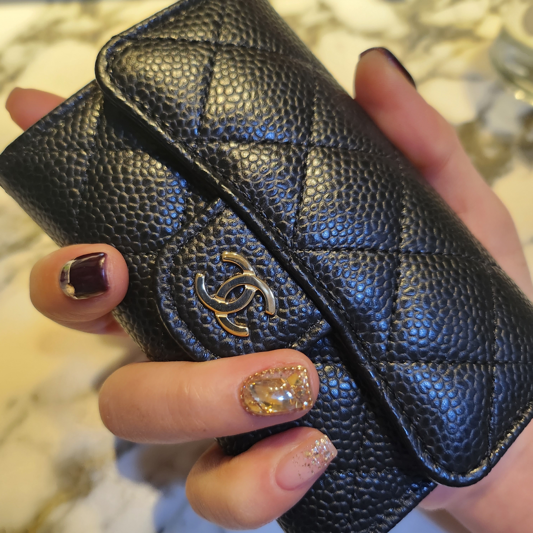 Chanel Classic Card Holder Grained Calfskin & Gold Black 착용 스타일