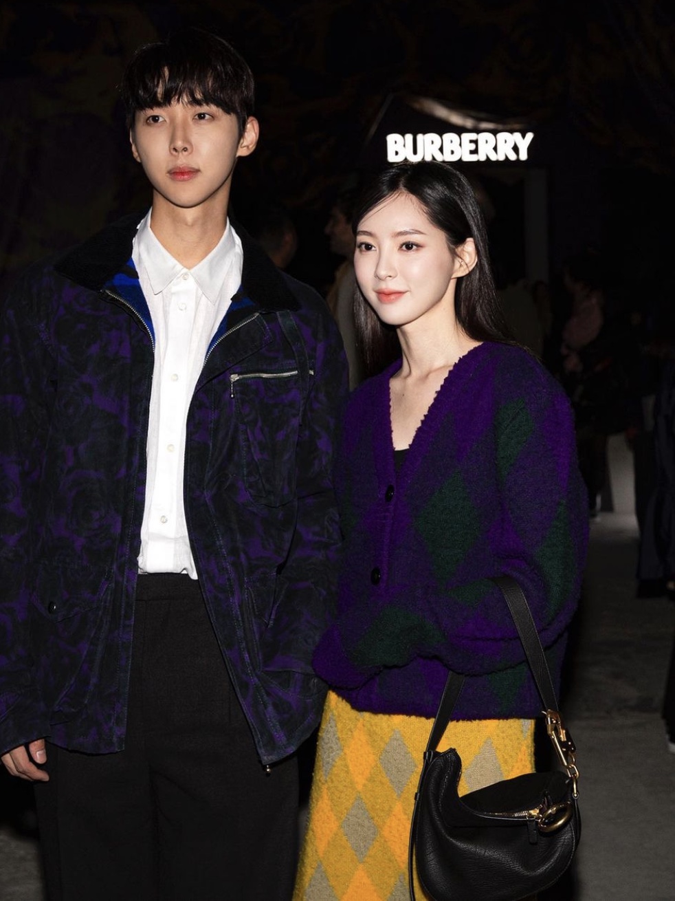 Burberry Medium Knight Bag Black 착용 스타일