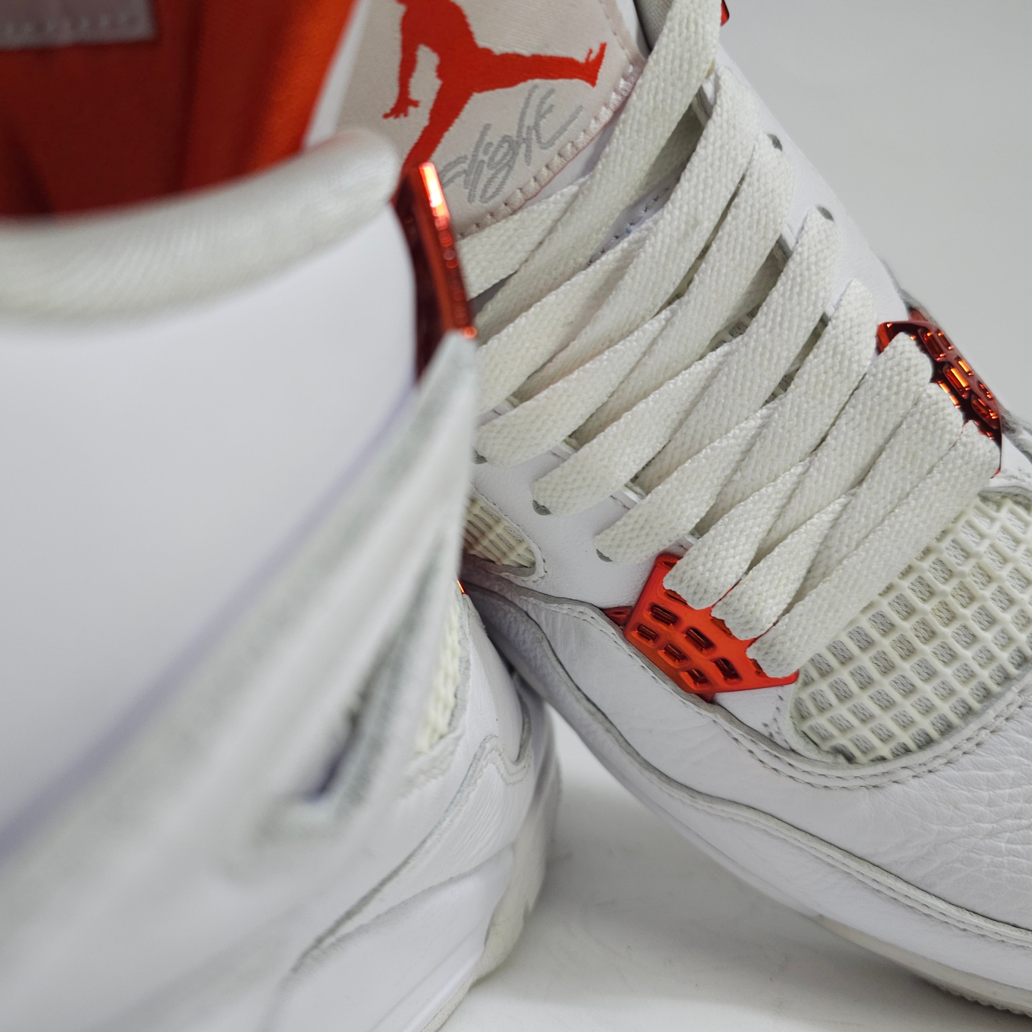 Jordan 4 Retro Orange Metallic 착용 스타일 - 1