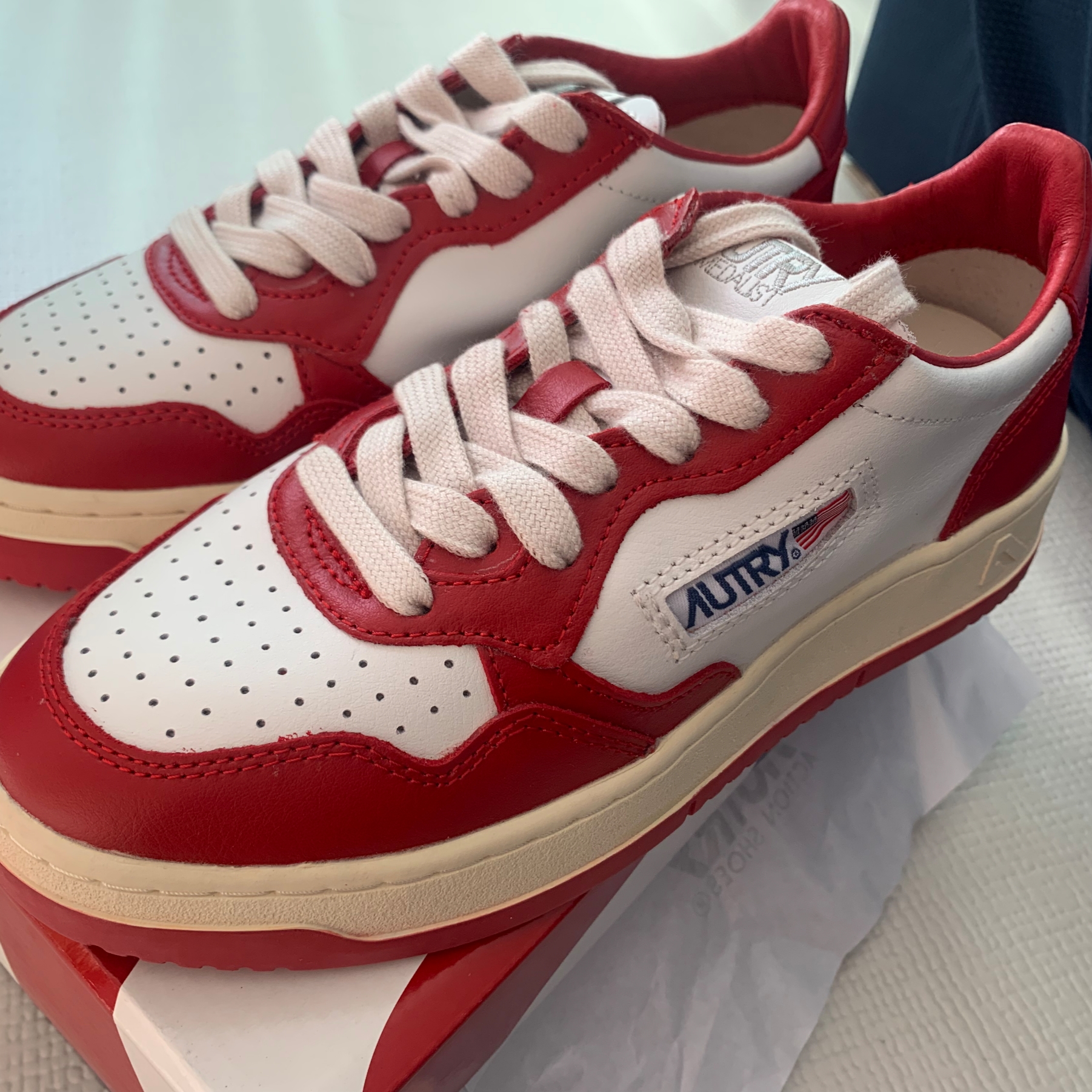 (W) Autry Medalist Low Leather Sneakers Red White 착용 스타일