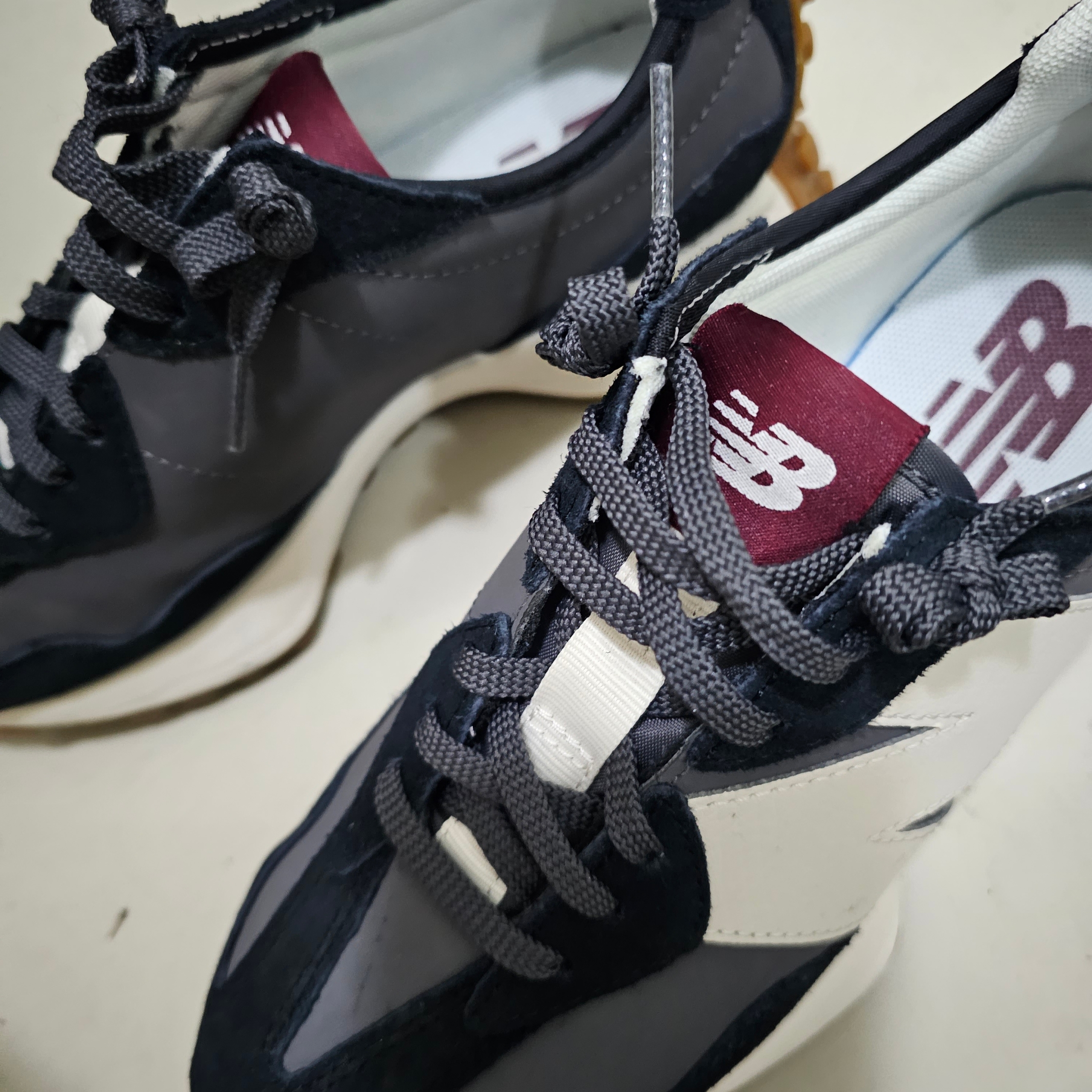 (W) New Balance 327 Black Moonbeam 착용 스타일 - 1