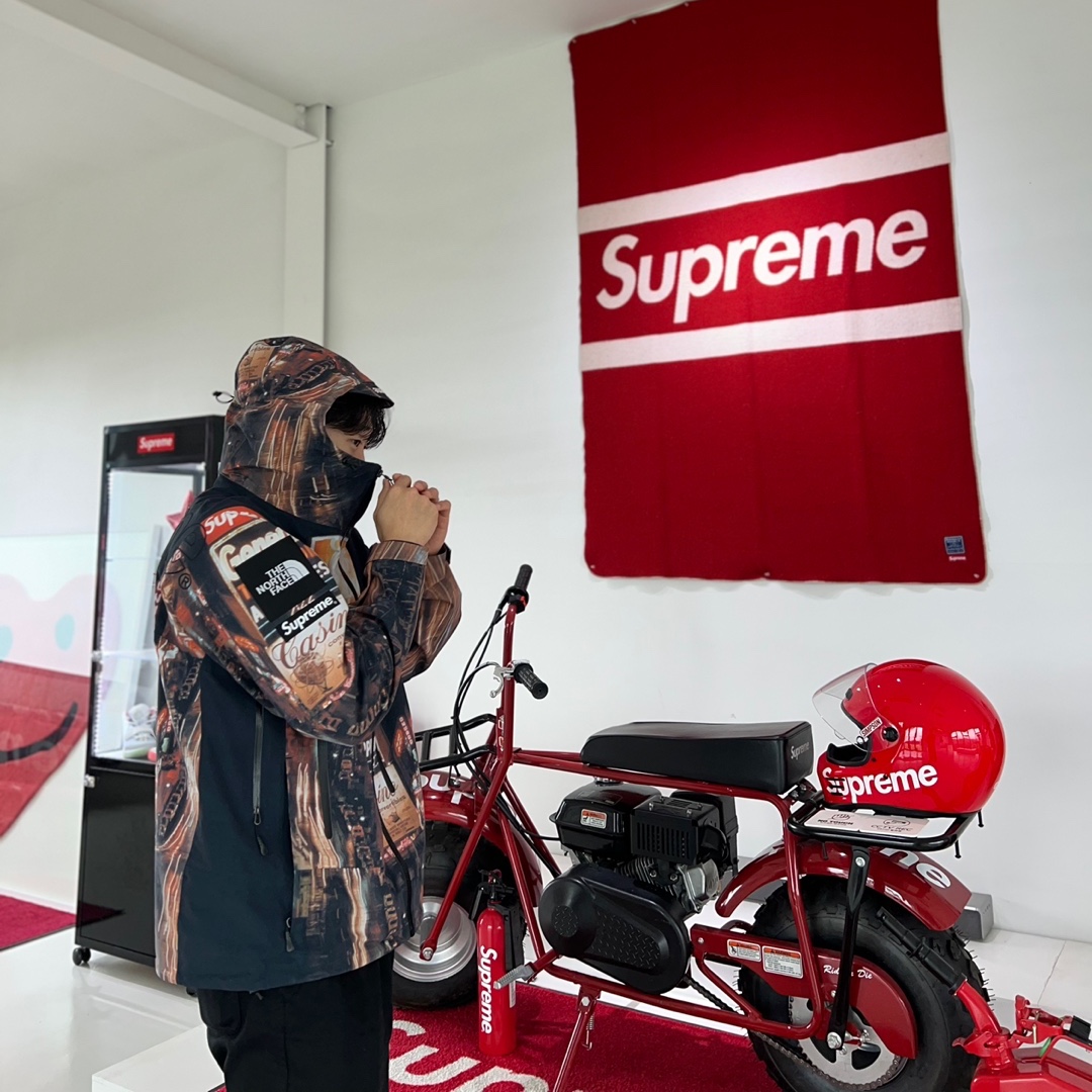 Supreme x The North Face Taped Seam Shell Jacket Times Square - 22FW 착용 스타일