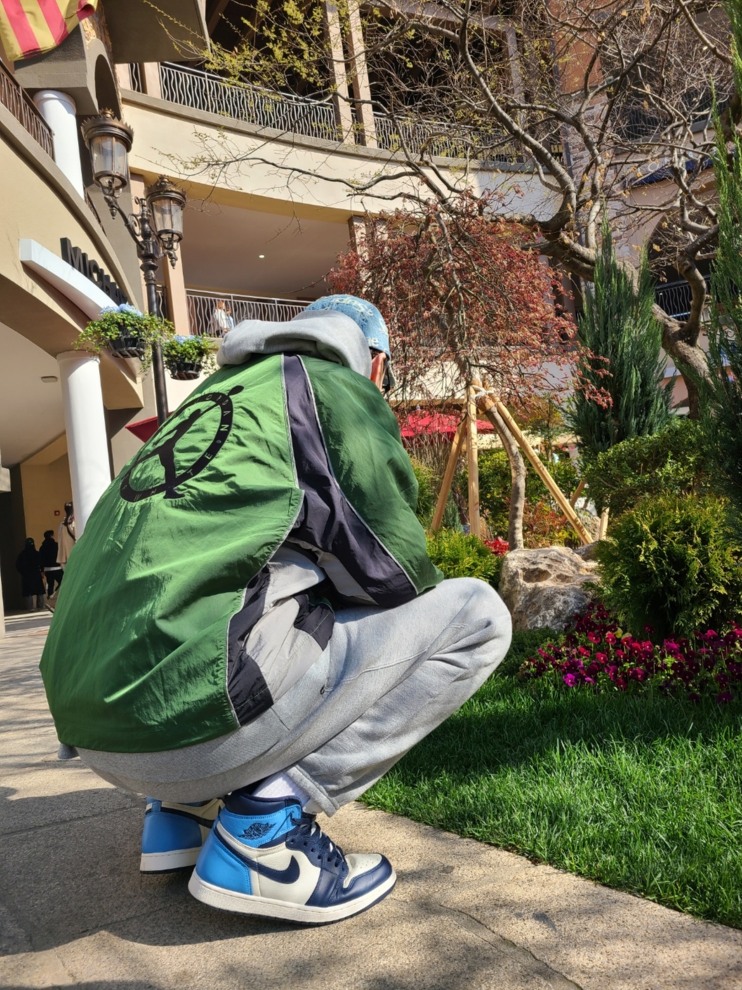 Supreme Frayed Logos Denim Camp Cap Blue - 21SS, Jordan x Off-White Track Top Forest Green - Asia 착용 스타일 - 3