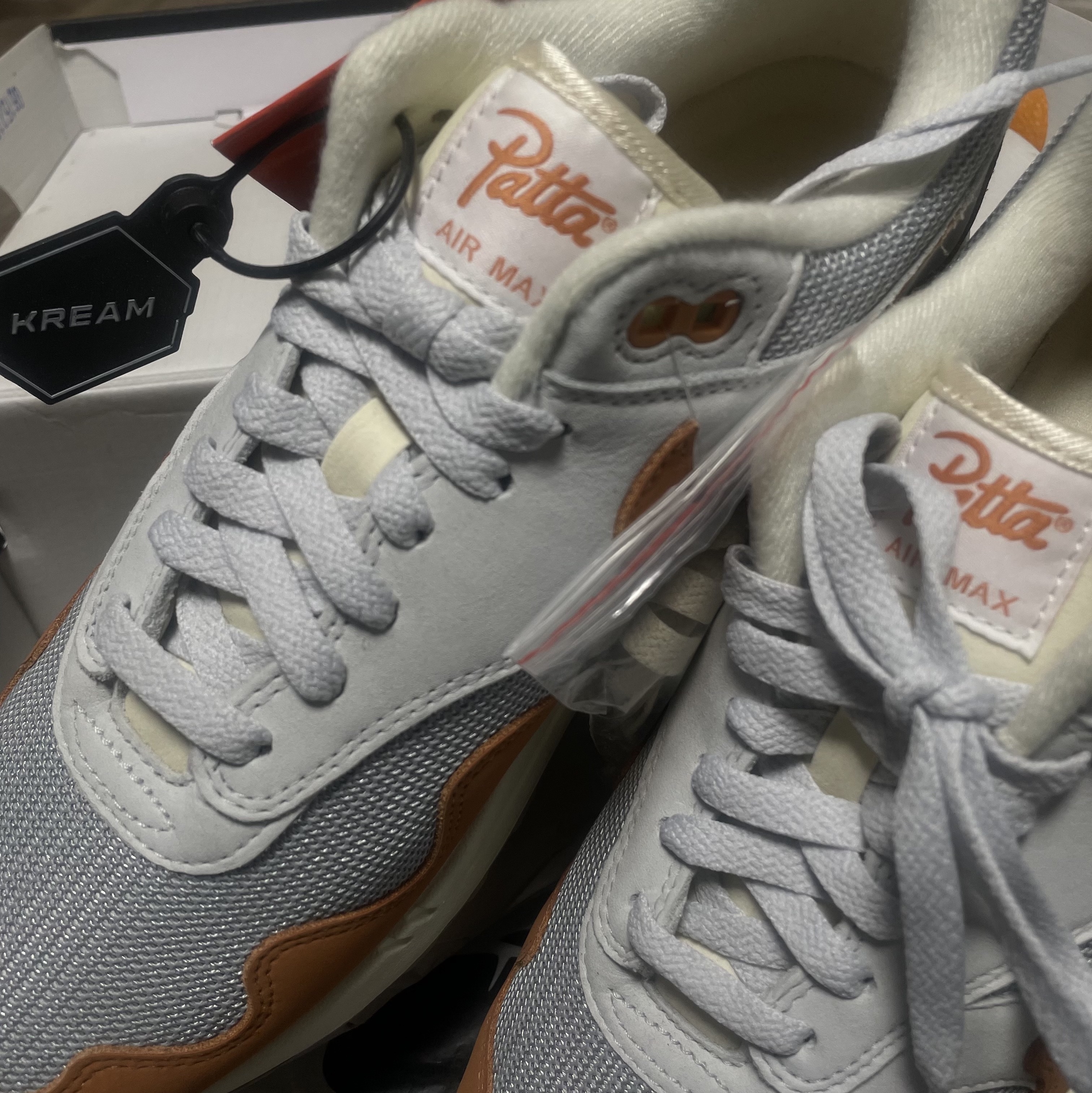 Nike x Patta Air Max 1 Monarch 착용 스타일