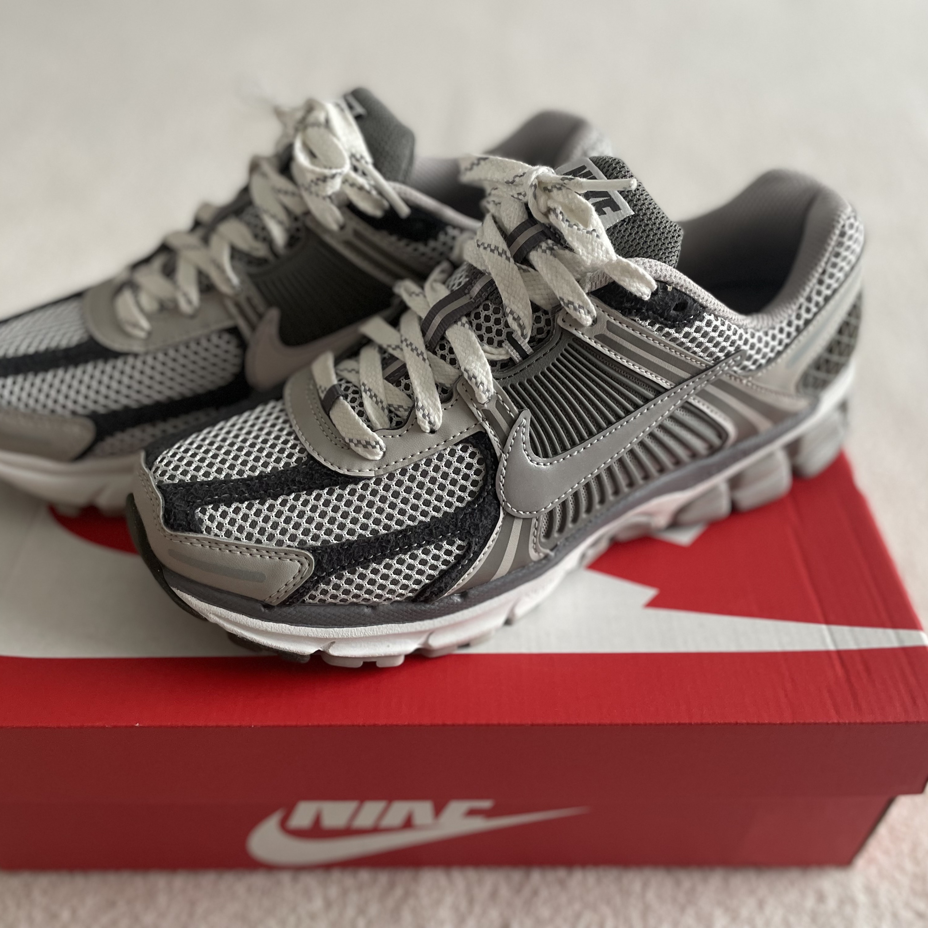 Nike Zoom Vomero 5 PRM Light Iron Ore and Flat Fewter 착용 스타일