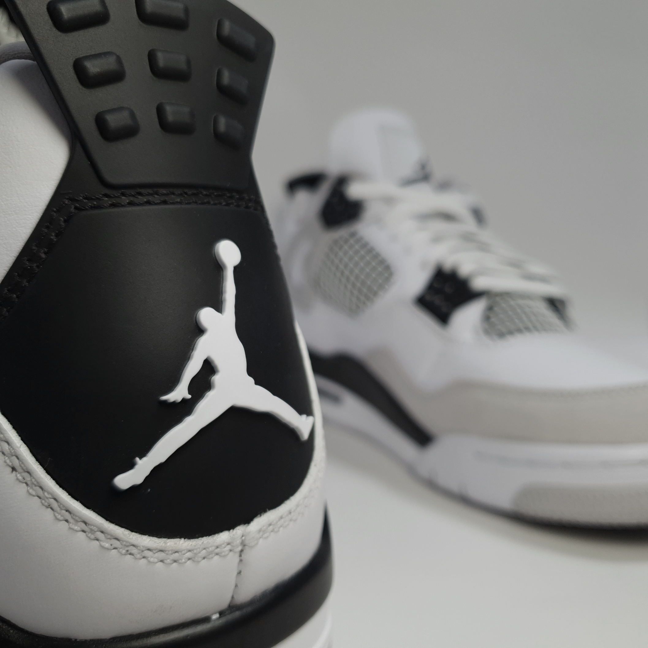 Jordan 4 Retro White and Black 착용 스타일 - 3