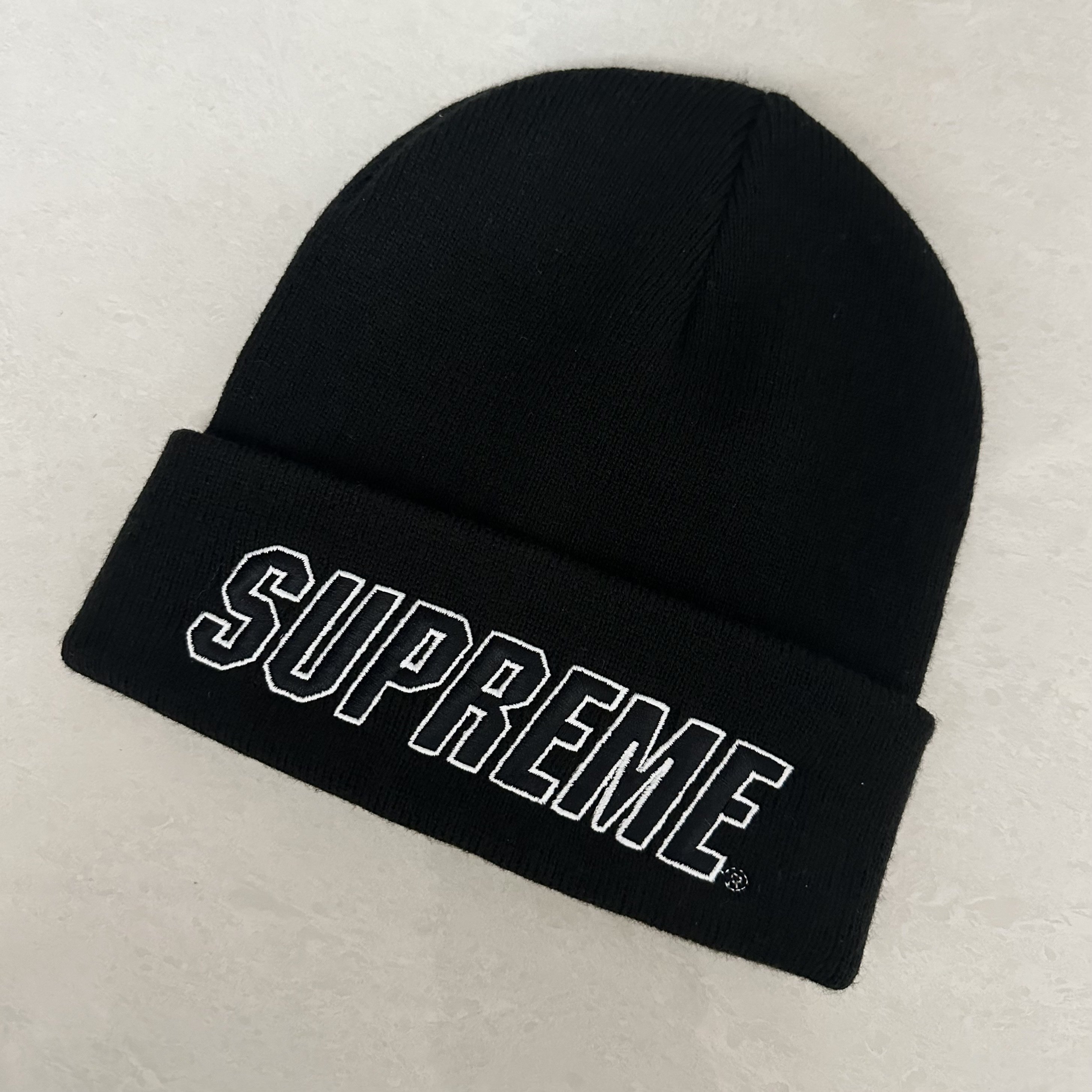 Supreme Slant Beanie Black - 23FW 착용 스타일