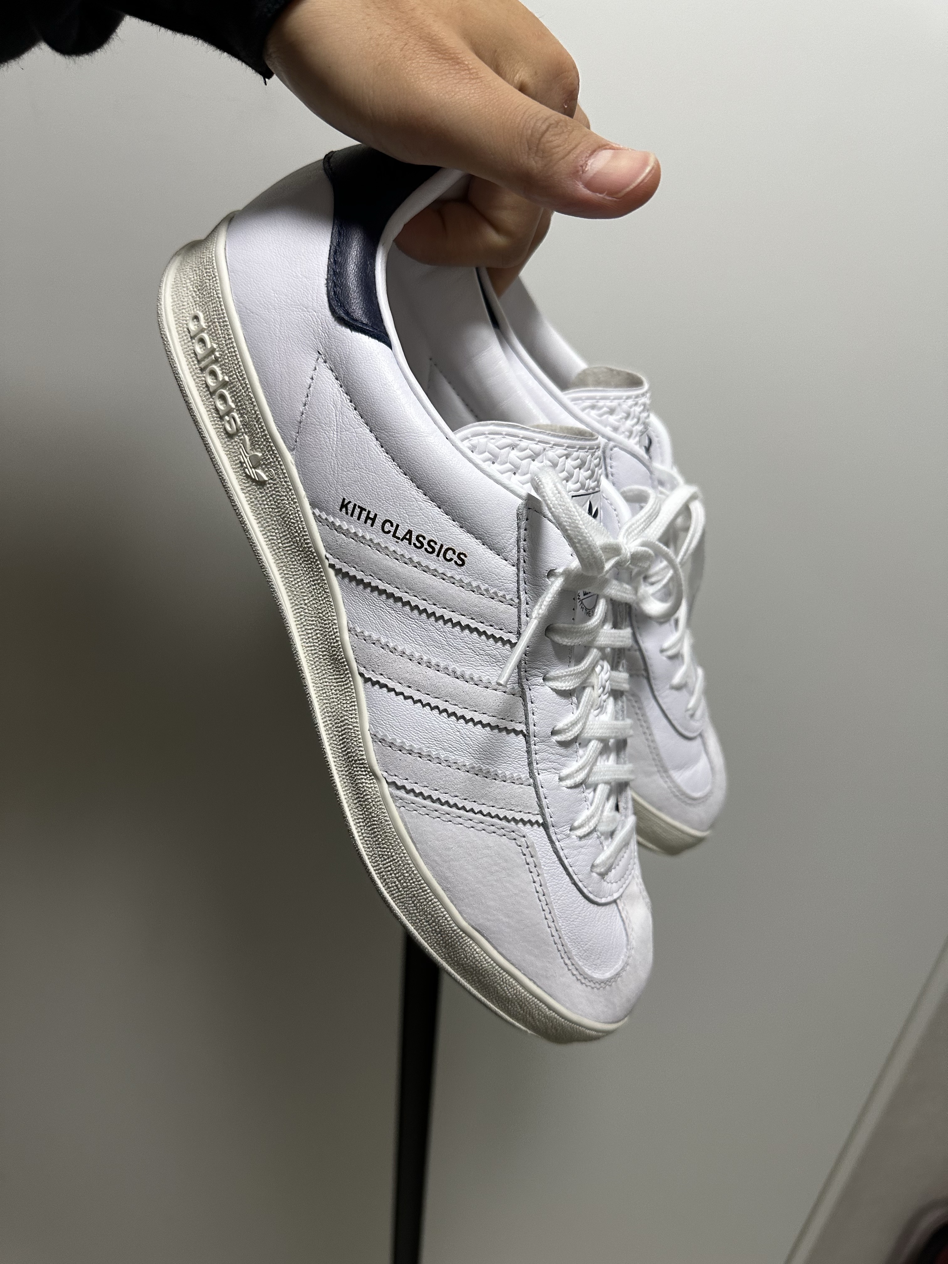 Adidas x Kith Gazelle Indoor White Collegiate Navy 착용 스타일
