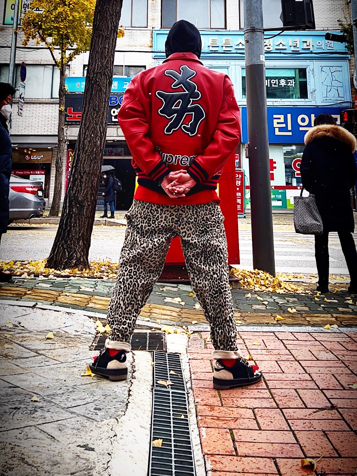 Supreme x New York Yankees Kanji New Era Black - 22FW, Supreme x New York Yankees Kanji Hooded Sweatshirt Black - 22FW 착용 스타일 - 1