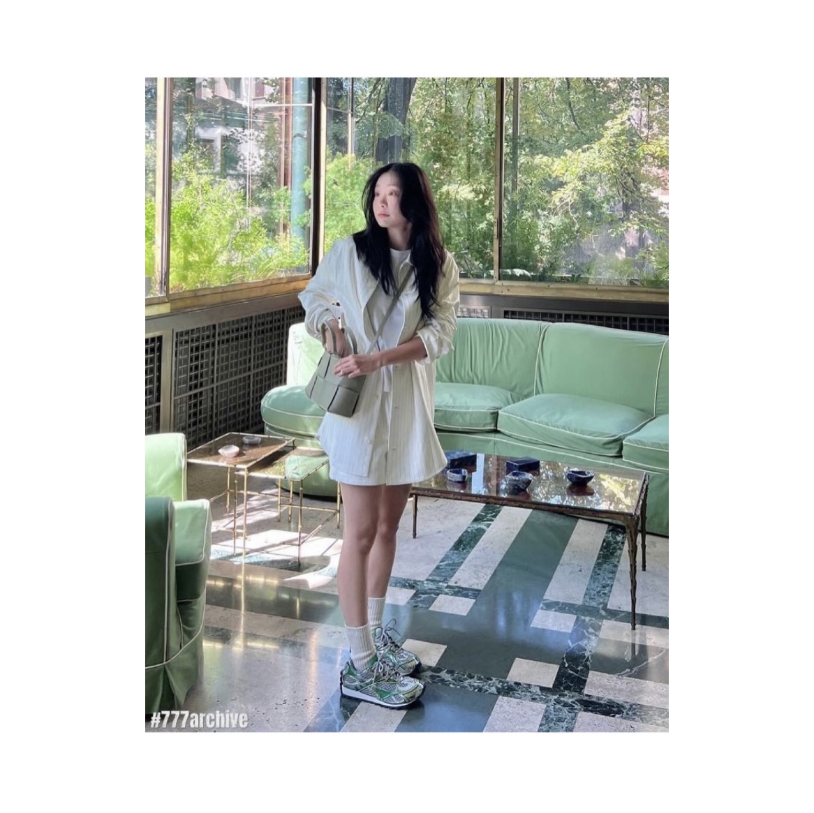 (W) Bottega Veneta Orbit Sneaker Silver Parakeet, Bottega Veneta Mini Arco Tote Bag Travertine 착용 스타일 - 1