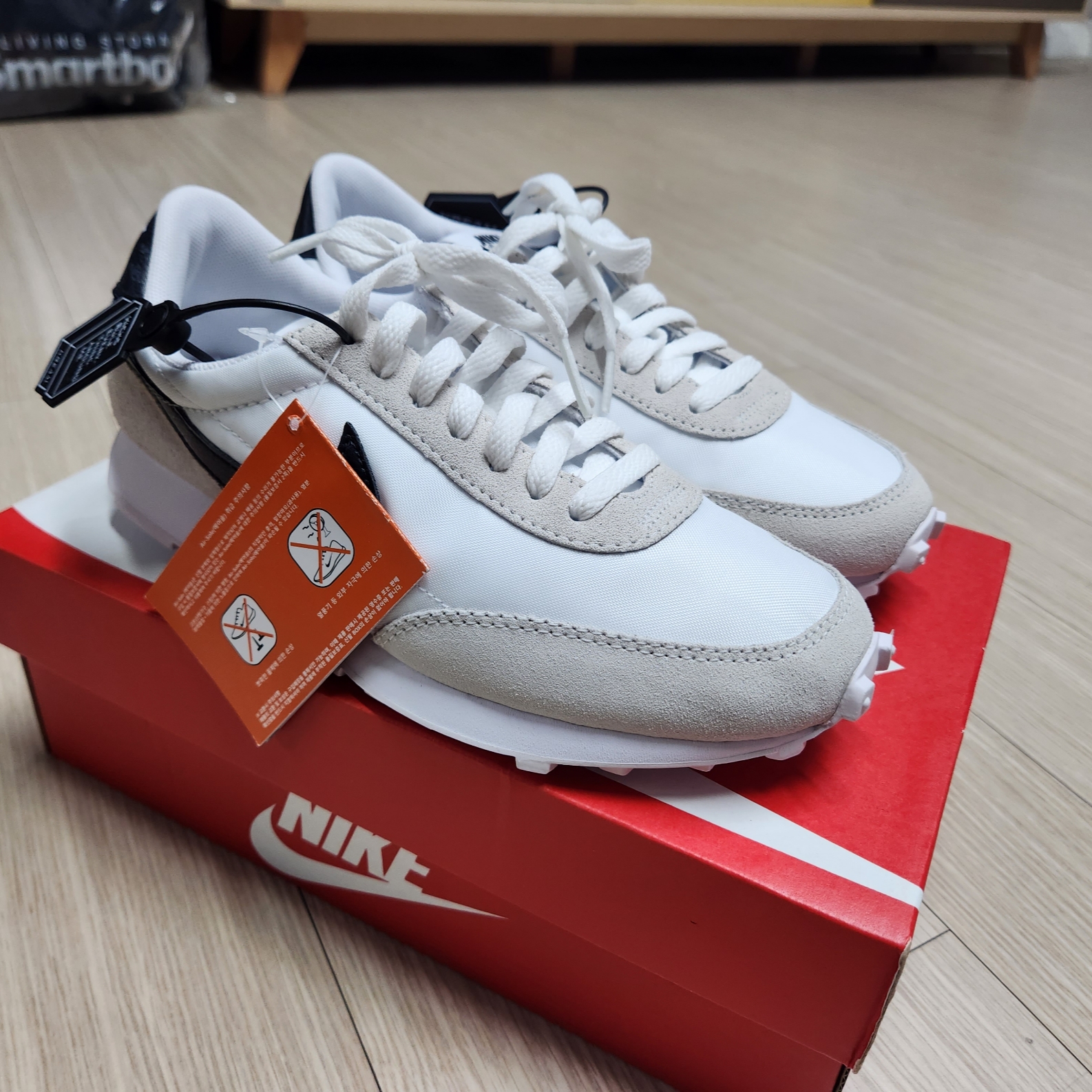 (W) Nike Daybreak Summit White Black 착용 스타일