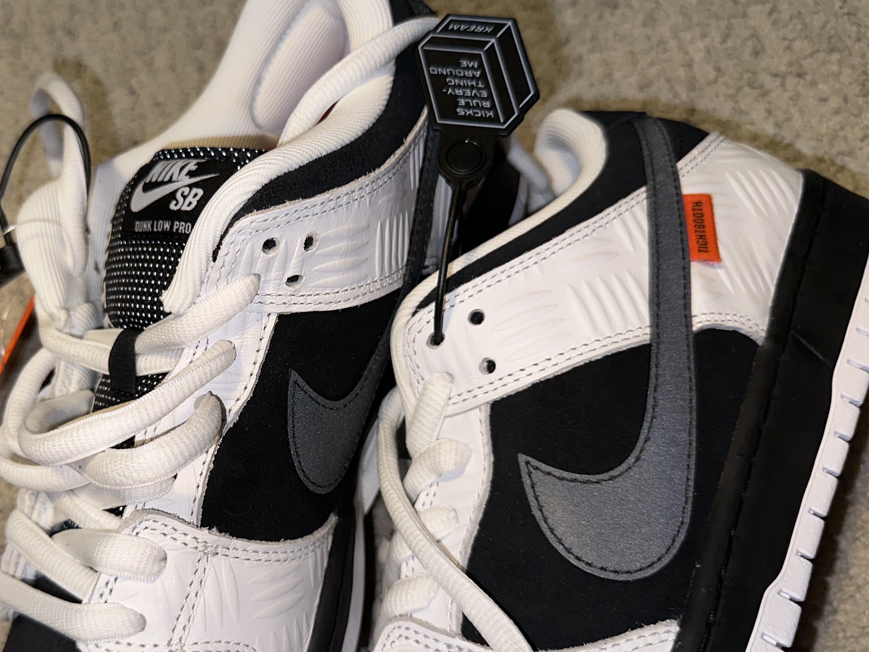 Nike x Tightbooth SB Dunk Low Pro Black and White 착용 스타일 - 9