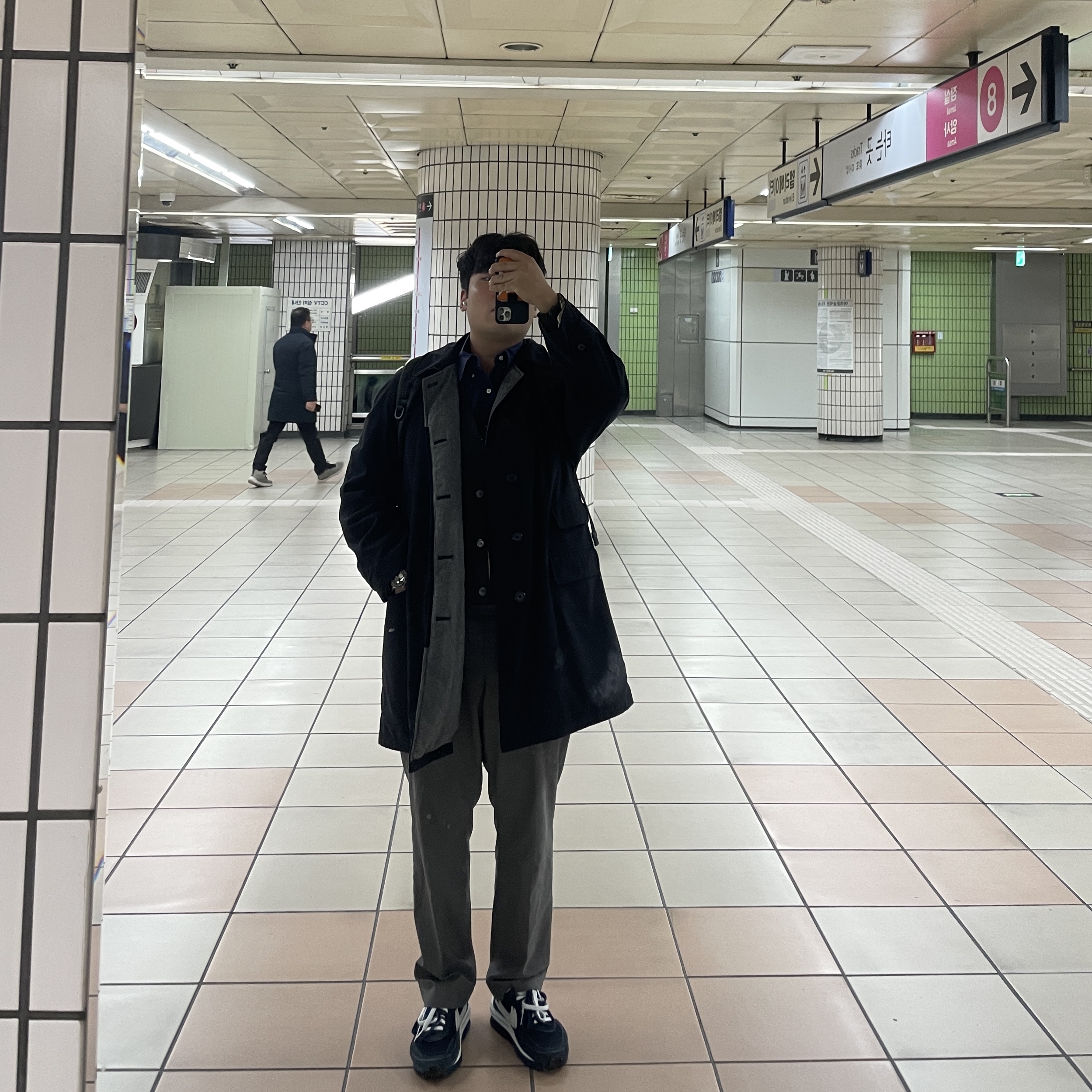 Nike x Sacai x Fragment LDWaffle Blackened Blue, Thom Browne Shetland 4-Bar Classic Cardigan Dark Grey 착용 스타일
