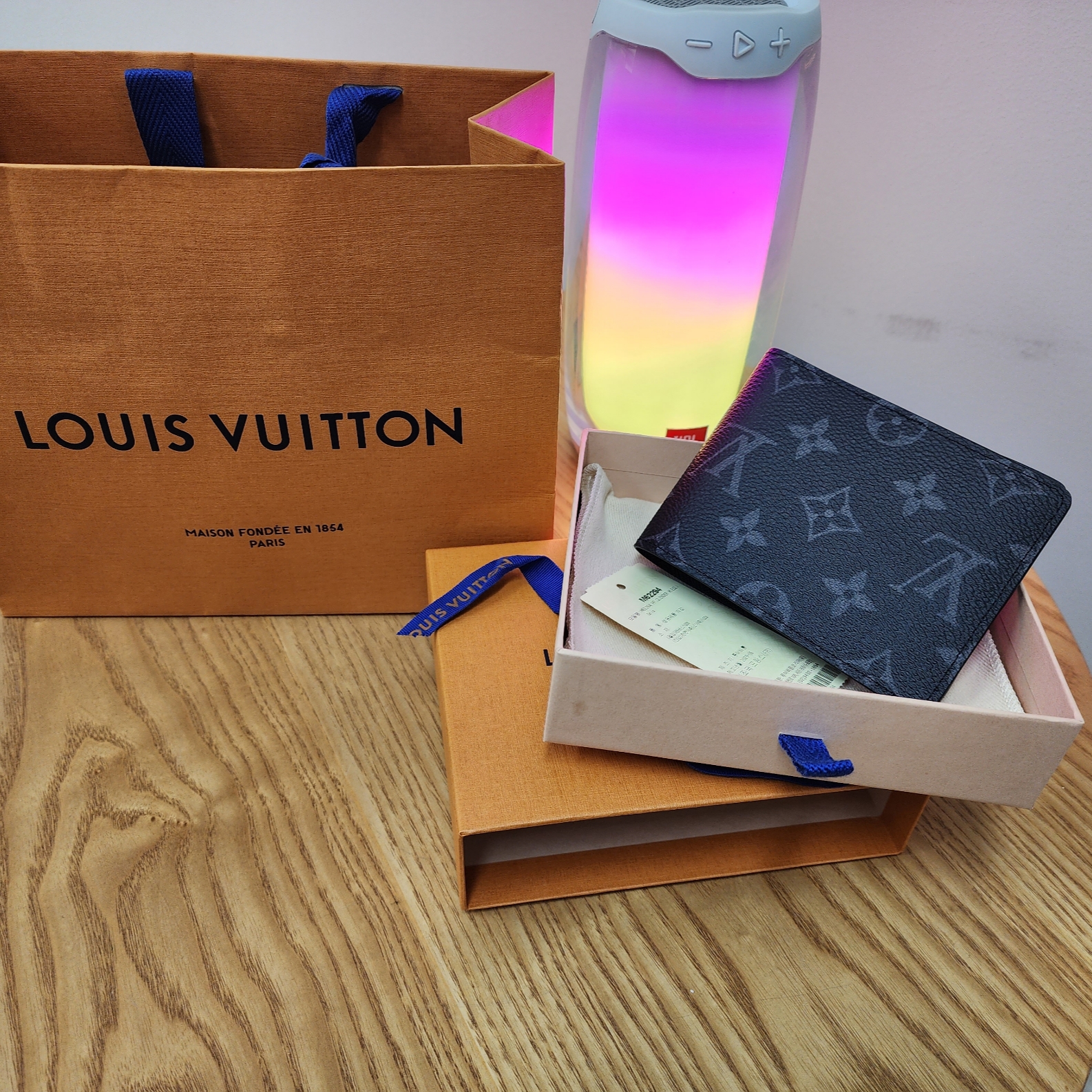 Louis Vuitton Slender Wallet Monogram Eclipse, JBL Pulse 4 Bluetooth Speaker White (Korean Ver.) 착용 스타일